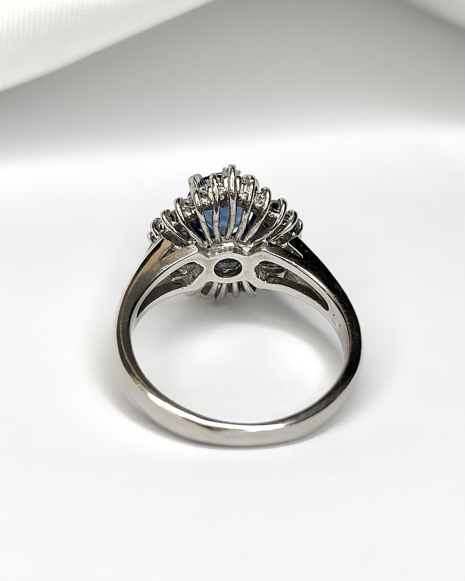 Bague Marguerite Saphir 0.85 carat &amp; Diamants 0.45 carat "Fanny" - Elliade Paris