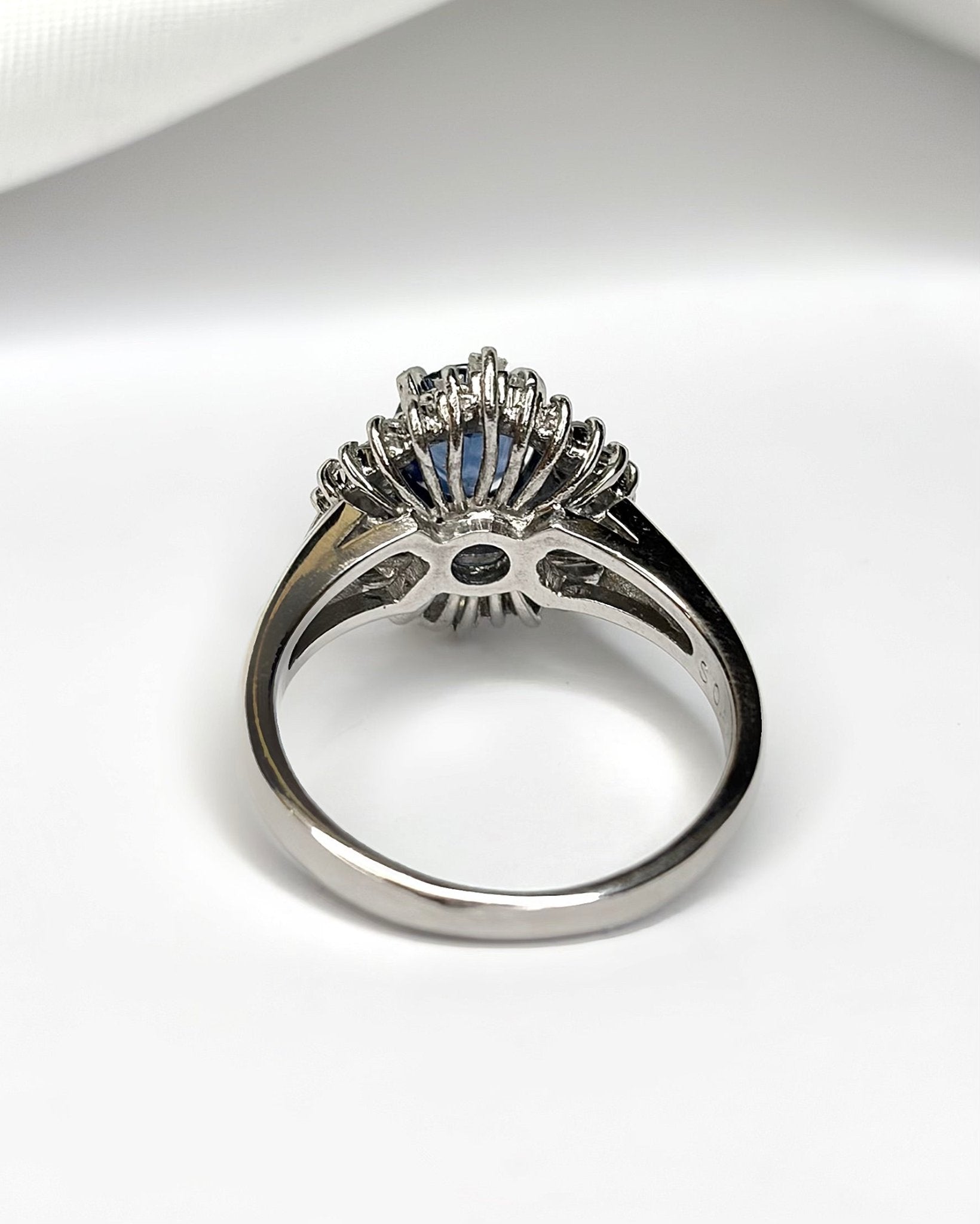 Bague Marguerite Saphir 0.85 carat &amp; Diamants 0.45 carat "Fanny" - Elliade Paris