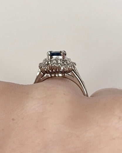 Bague Marguerite Saphir 0.85 carat &amp; Diamants 0.45 carat "Fanny" - Elliade Paris