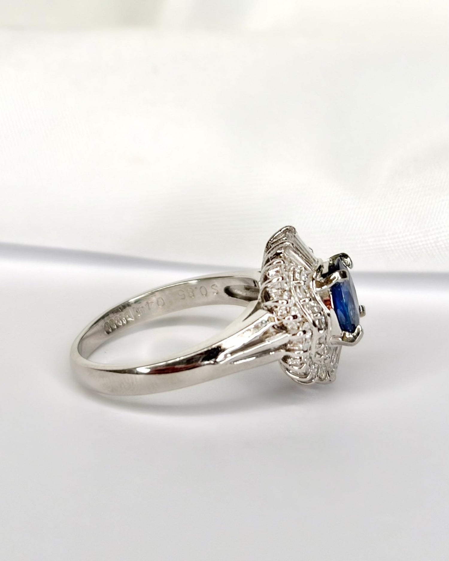 Bague Marguerite Saphir 0.85 carat &amp; Diamants 0.45 carat "Fanny" - Elliade Paris