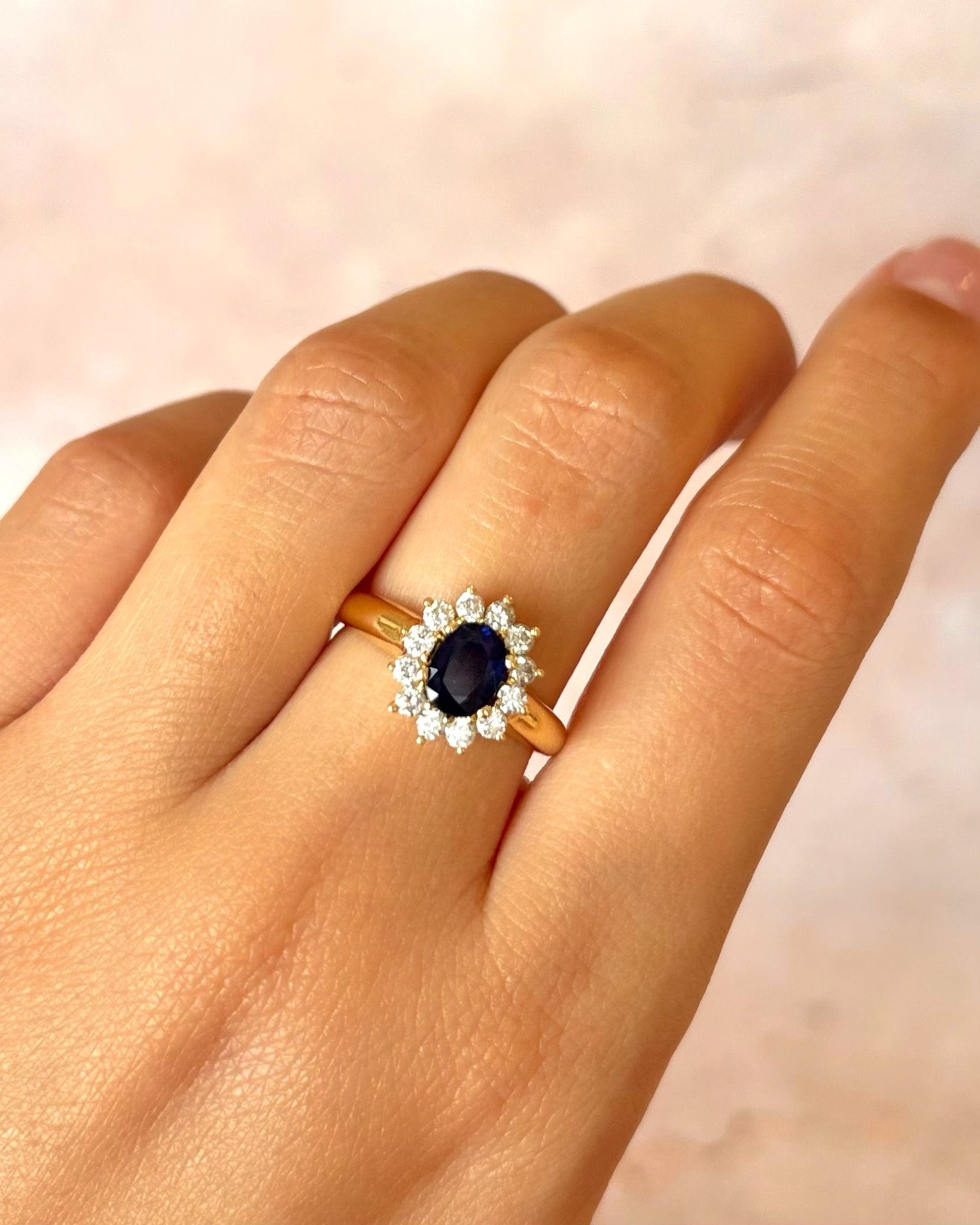 Bague Marguerite Saphir 0.85 carat &amp; Diamants 0.48 carat "Aurélia" 4,7g - Elliade Paris