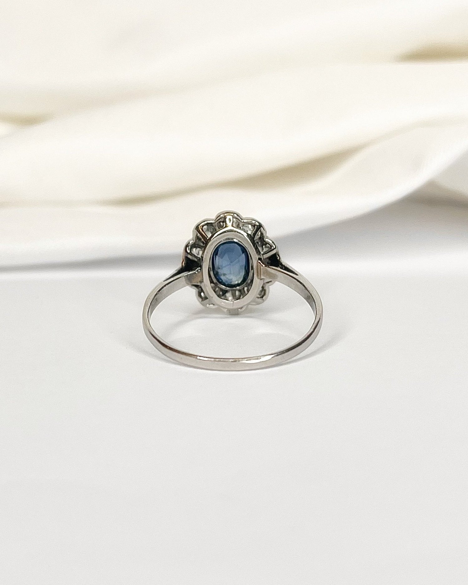 Bague Marguerite Saphir 0.85 carat &amp; Diamants 0.70 carat "Laurine" - Elliade Paris