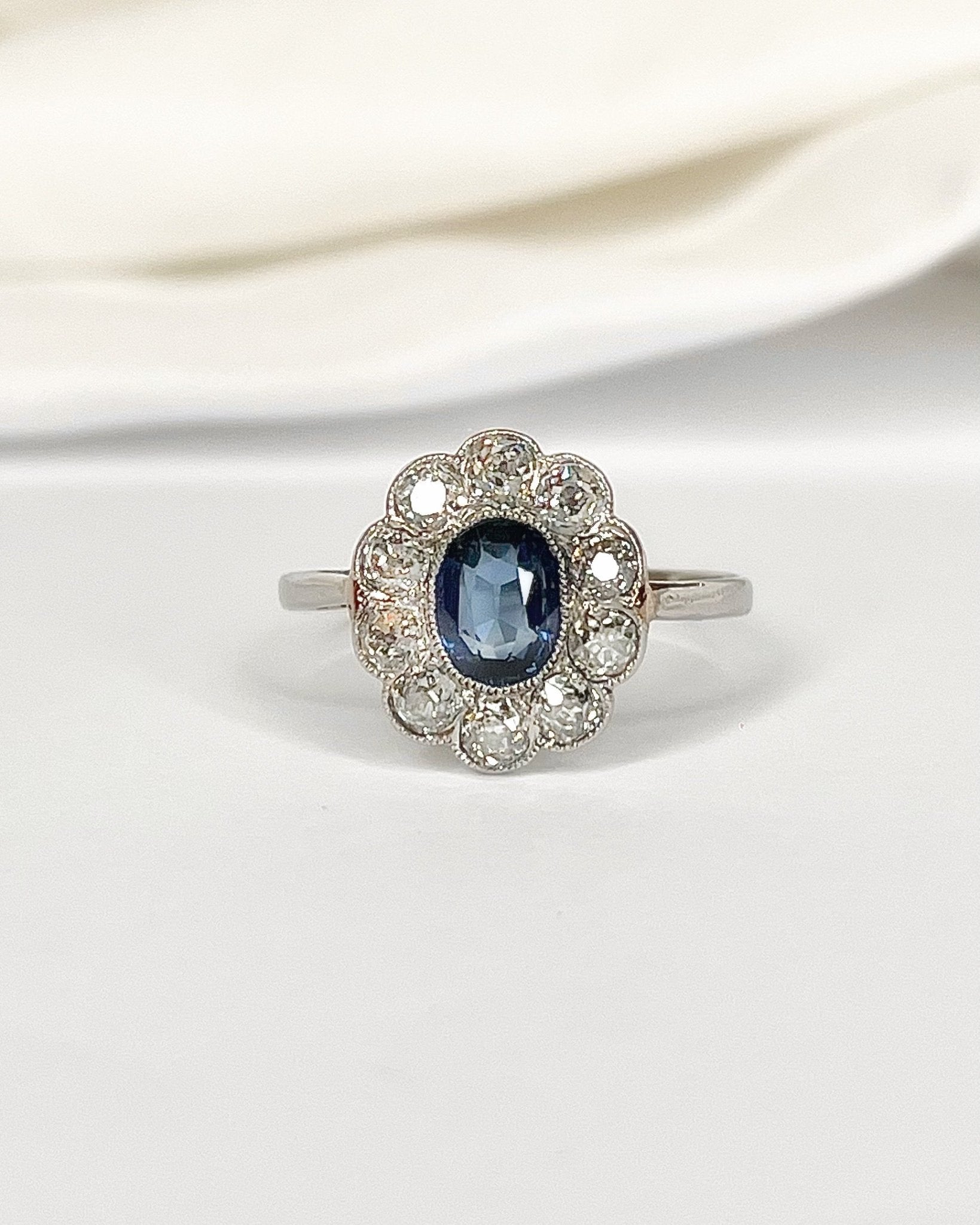 Bague Marguerite Saphir 0.85 carat &amp; Diamants 0.70 carat "Laurine" - Elliade Paris