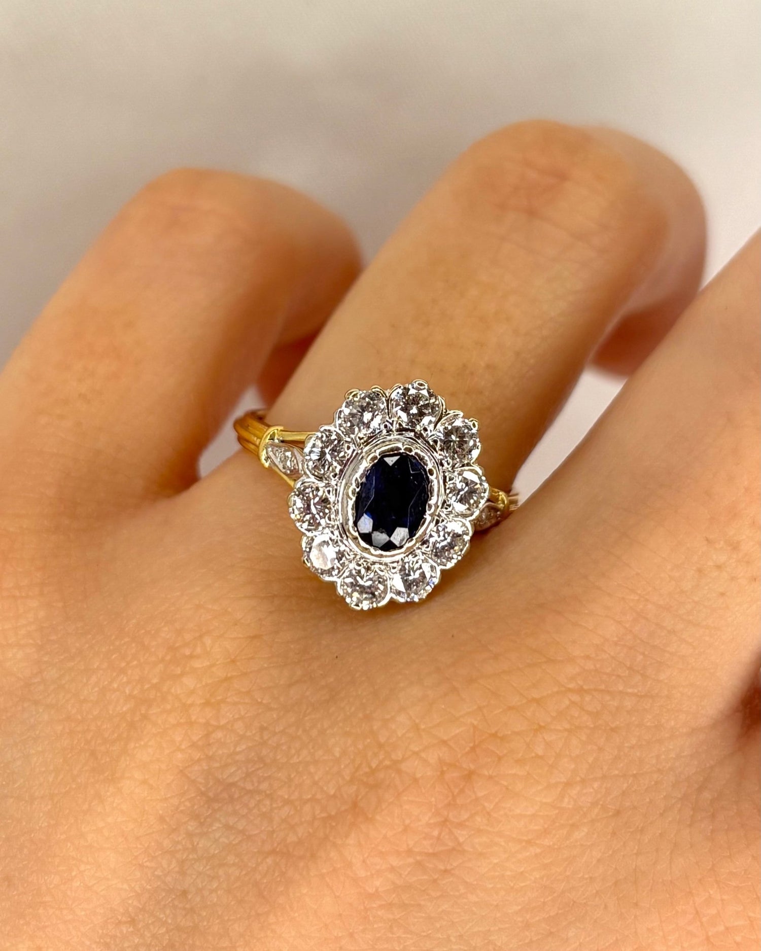 Bague Marguerite Saphir 0.85 carat &amp; Diamants 0.92 carat "Gladys" - Elliade Paris