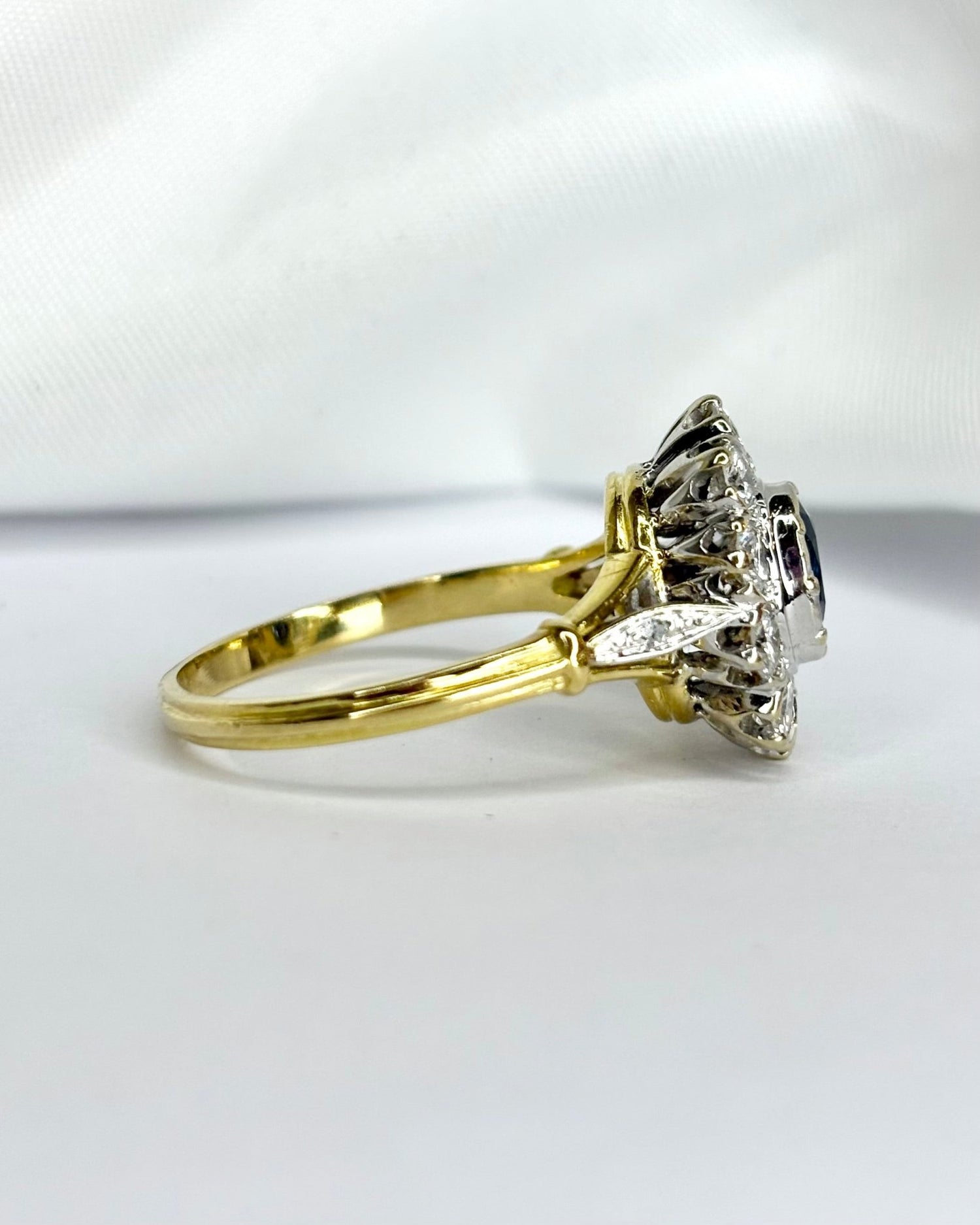 Bague Marguerite Saphir 0.85 carat &amp; Diamants 0.92 carat "Gladys" - Elliade Paris