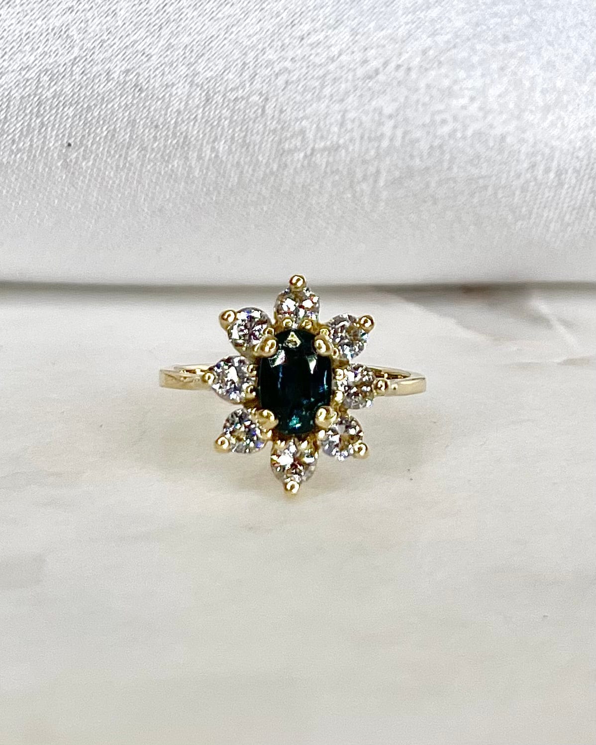 Bague Marguerite Saphir 0.85 carat &amp; Diamants "Claire" - Elliade Paris
