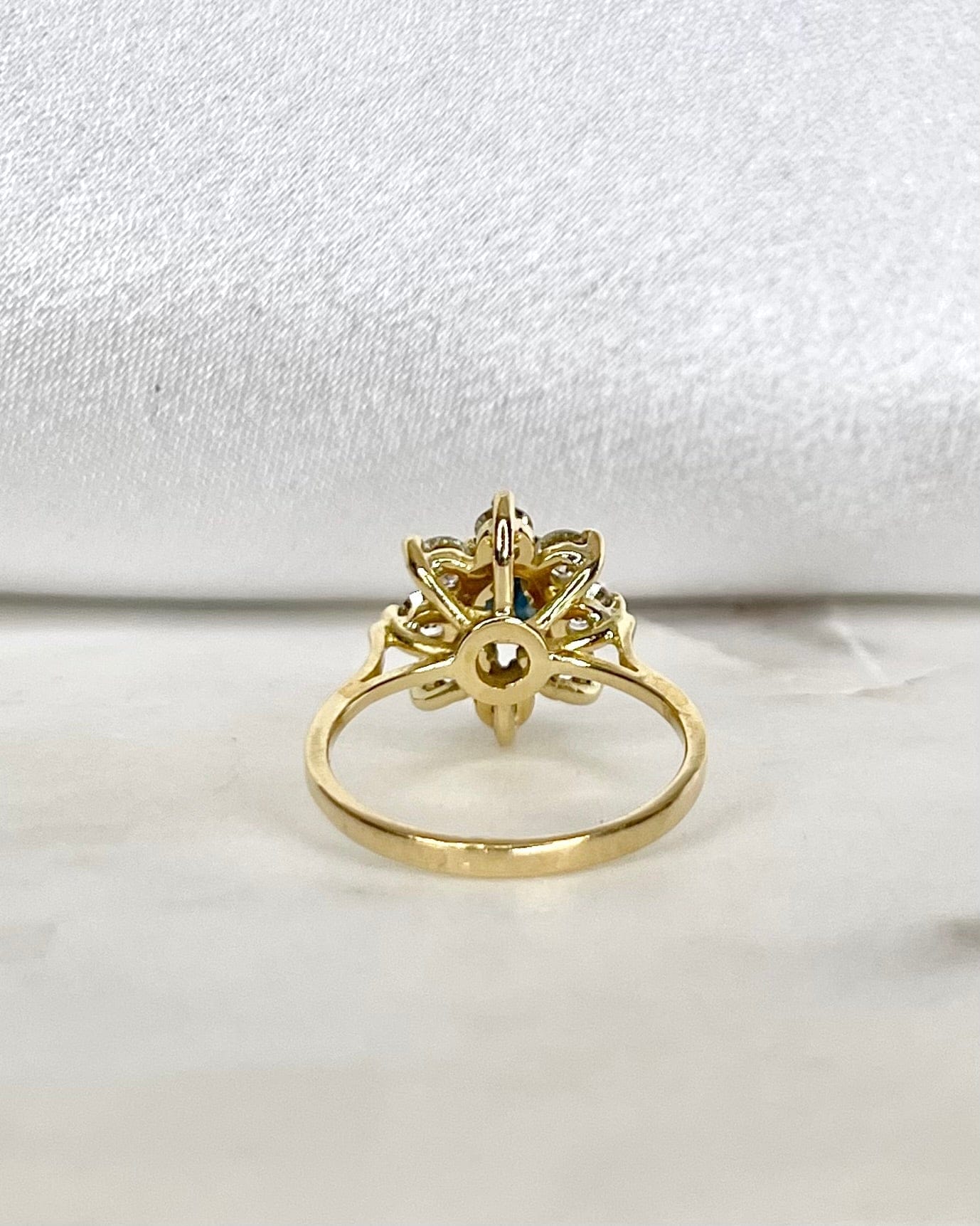Bague Marguerite Saphir 0.85 carat &amp; Diamants "Claire" - Elliade Paris