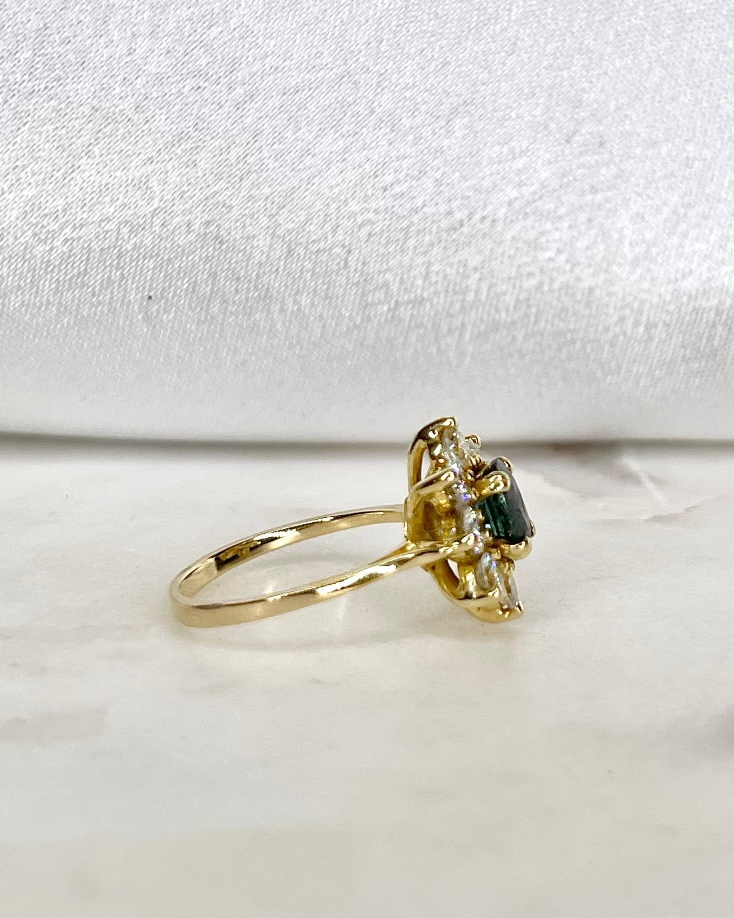 Bague Marguerite Saphir 0.85 carat &amp; Diamants "Claire" - Elliade Paris