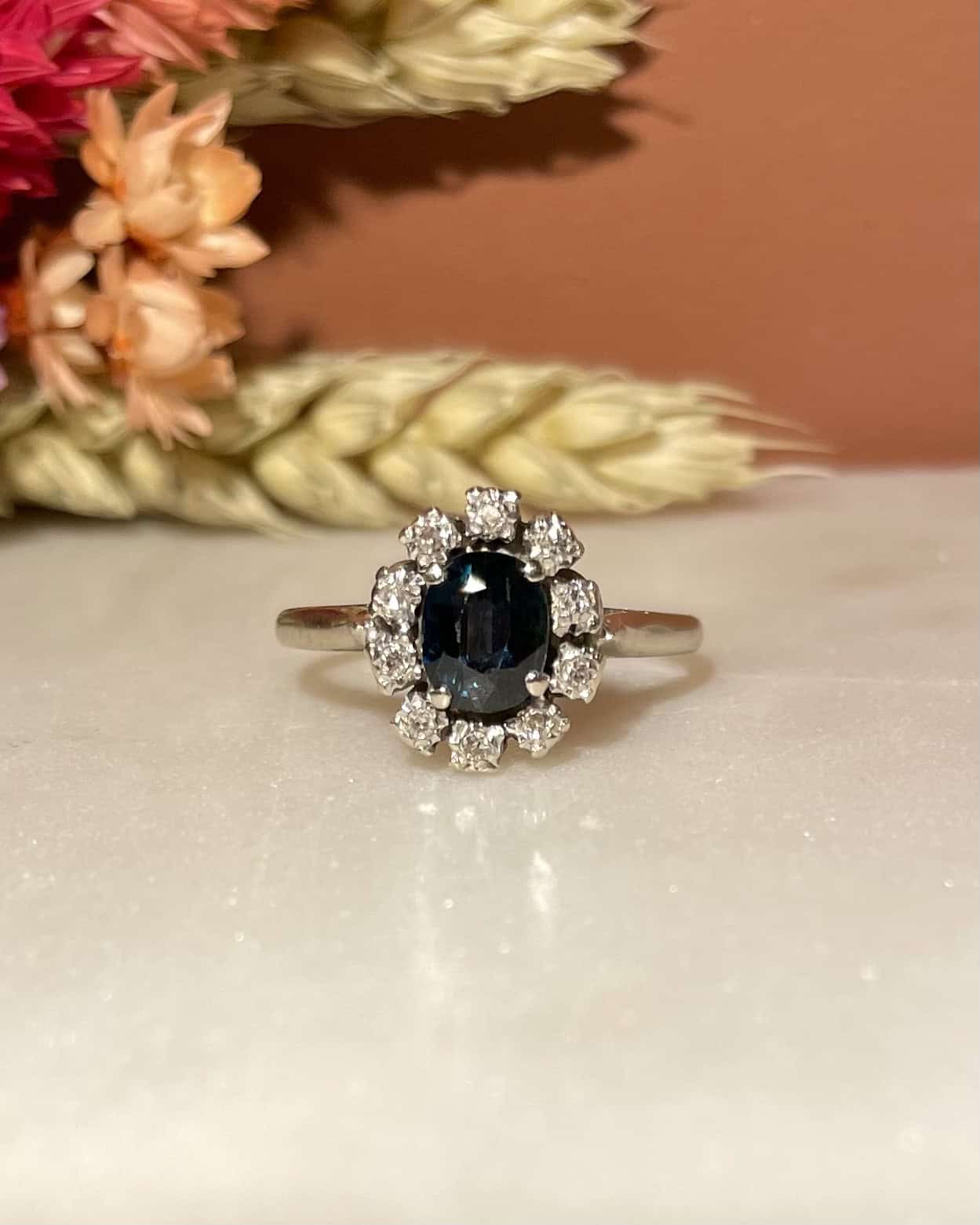 Bague Marguerite Saphir 0.85 Carat &amp; Diamants "Louana" - Elliade Paris
