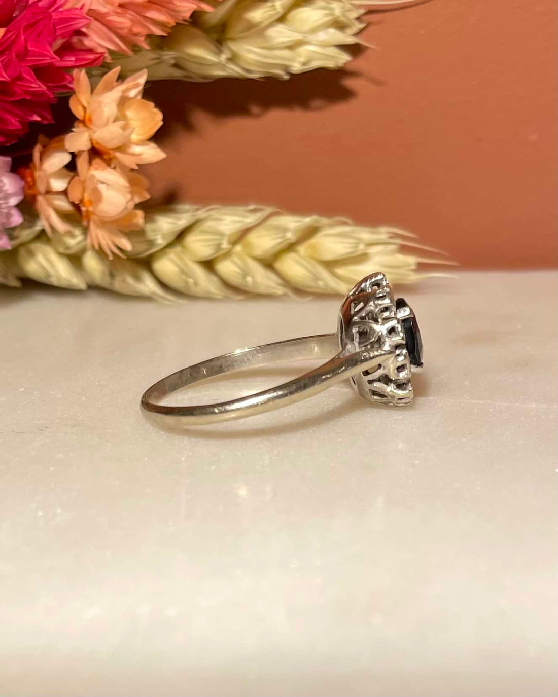 Bague Marguerite Saphir 0.85 Carat &amp; Diamants &quot;Louana&quot; - Elliade Paris