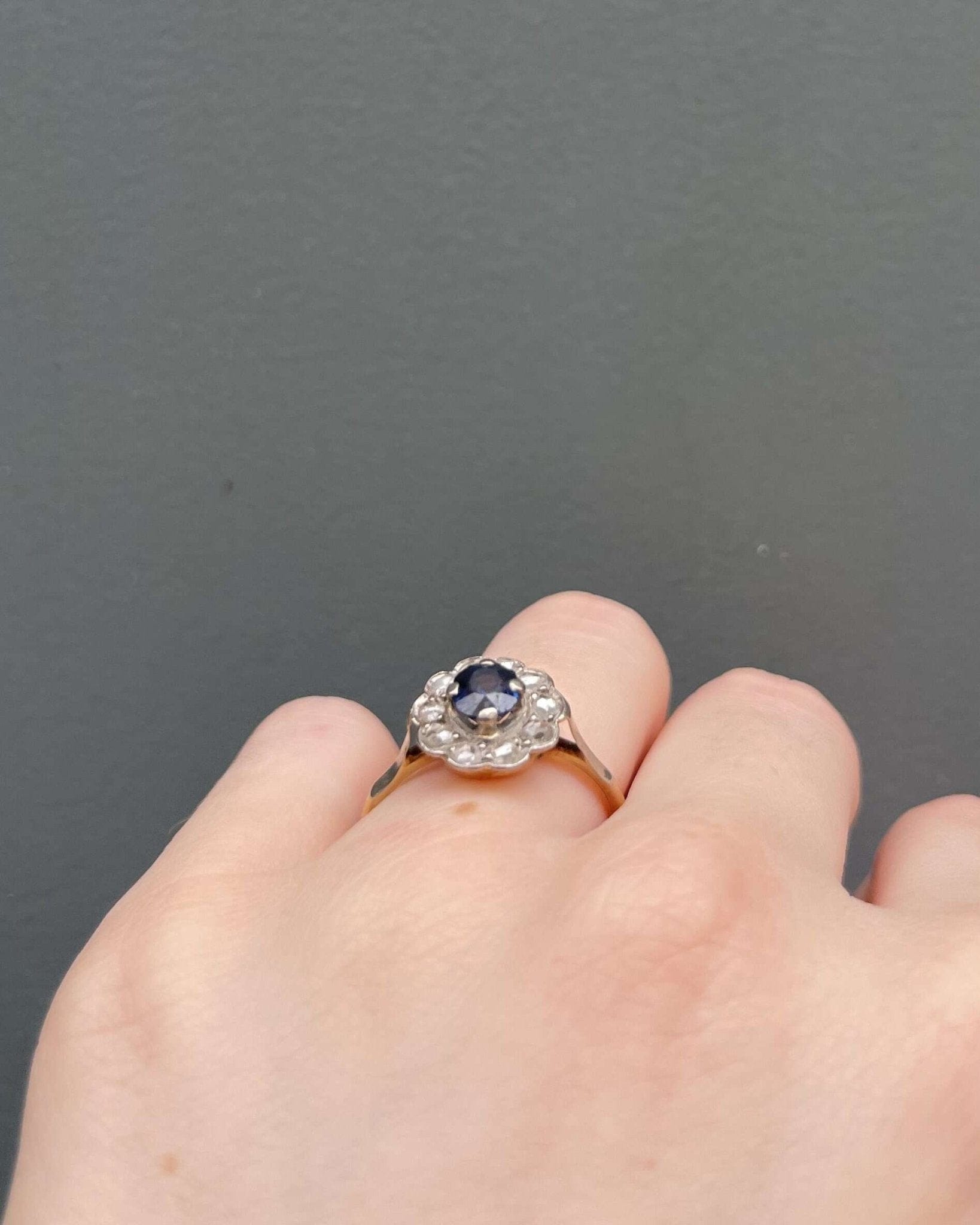 Bague Marguerite Saphir 0.85 Carat &amp; Diamants "Melinda" - Elliade Paris