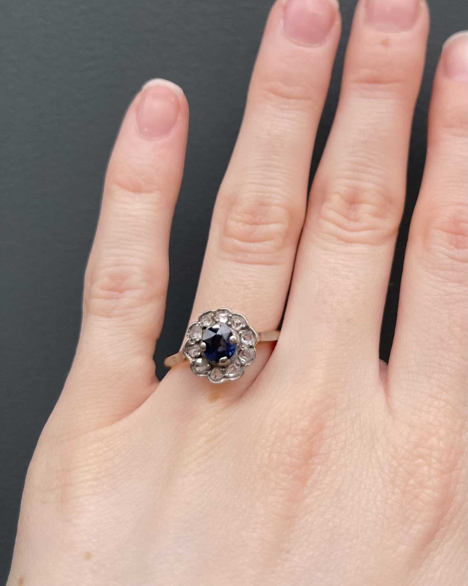 Bague Marguerite Saphir 0.85 Carat &amp; Diamants "Melinda" - Elliade Paris