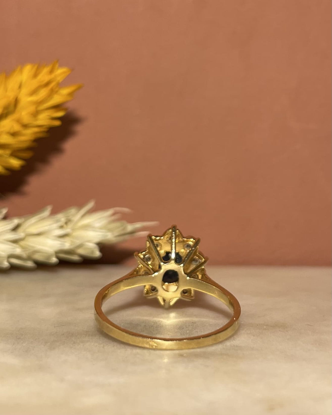 Bague Marguerite Saphir 0.85 carat &amp; Diamants &quot;Romy&quot; - Elliade Paris