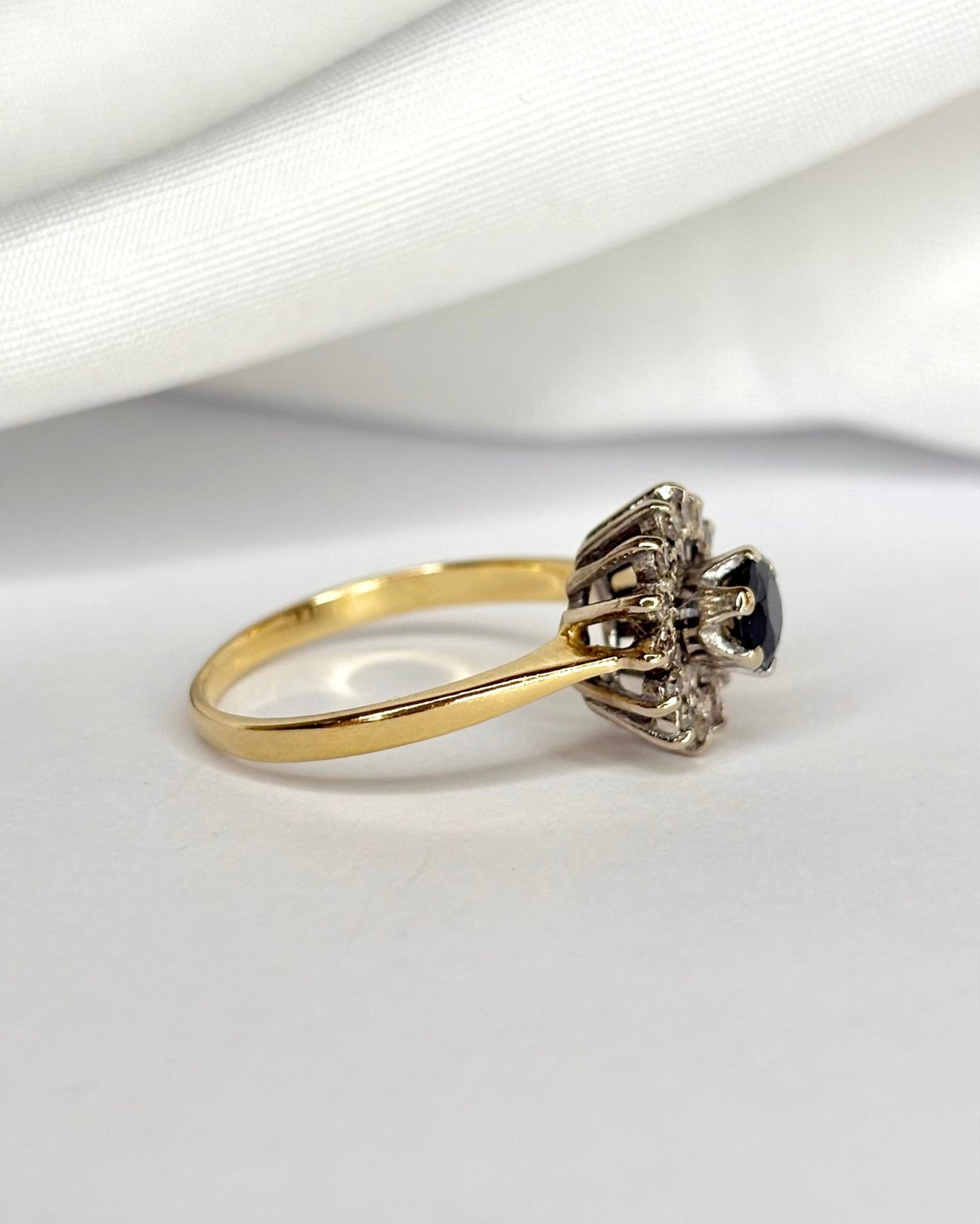 Bague Marguerite Saphir 0.87 carat &amp; Diamants "Violaine" - Elliade Paris