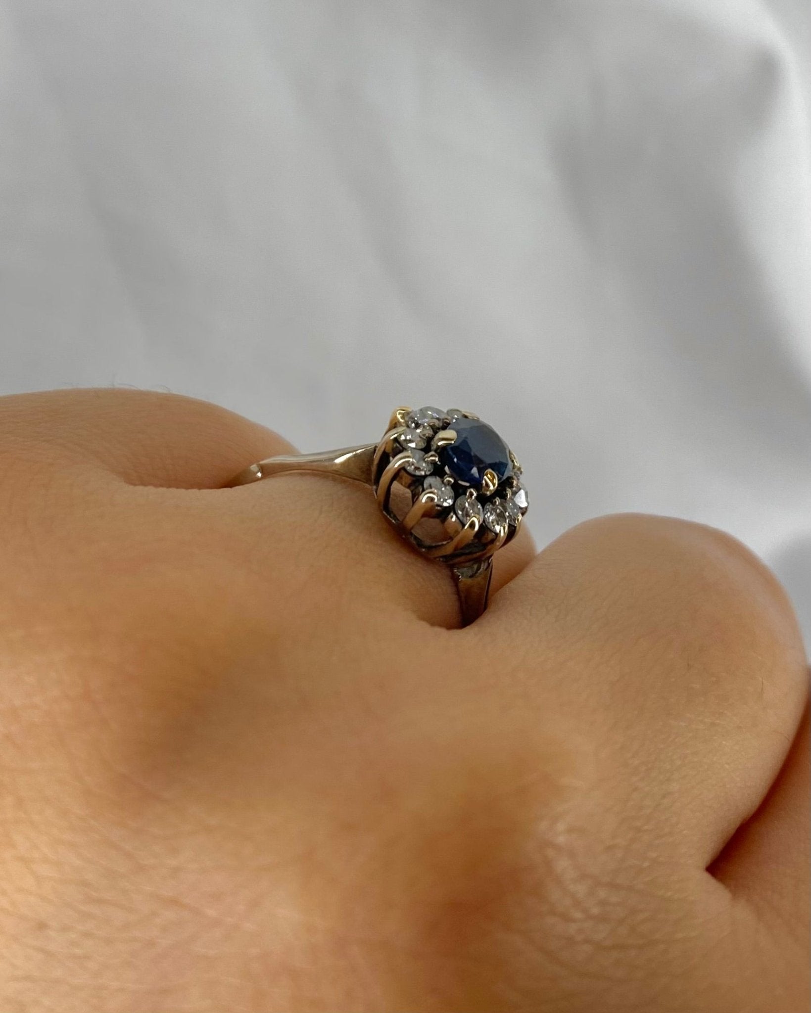 Bague Marguerite Saphir 0.90 carat &amp; 12 Diamants "Amalia" - Elliade Paris