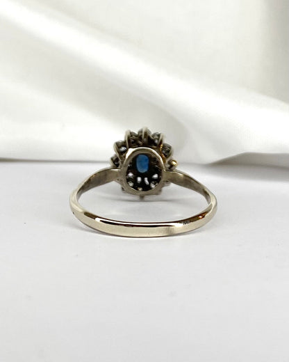 Bague Marguerite Saphir 0.90 carat &amp; 12 Diamants &quot;Amalia&quot; - Elliade Paris