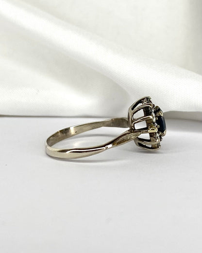 Bague Marguerite Saphir 0.90 carat &amp; 12 Diamants &quot;Amalia&quot; - Elliade Paris