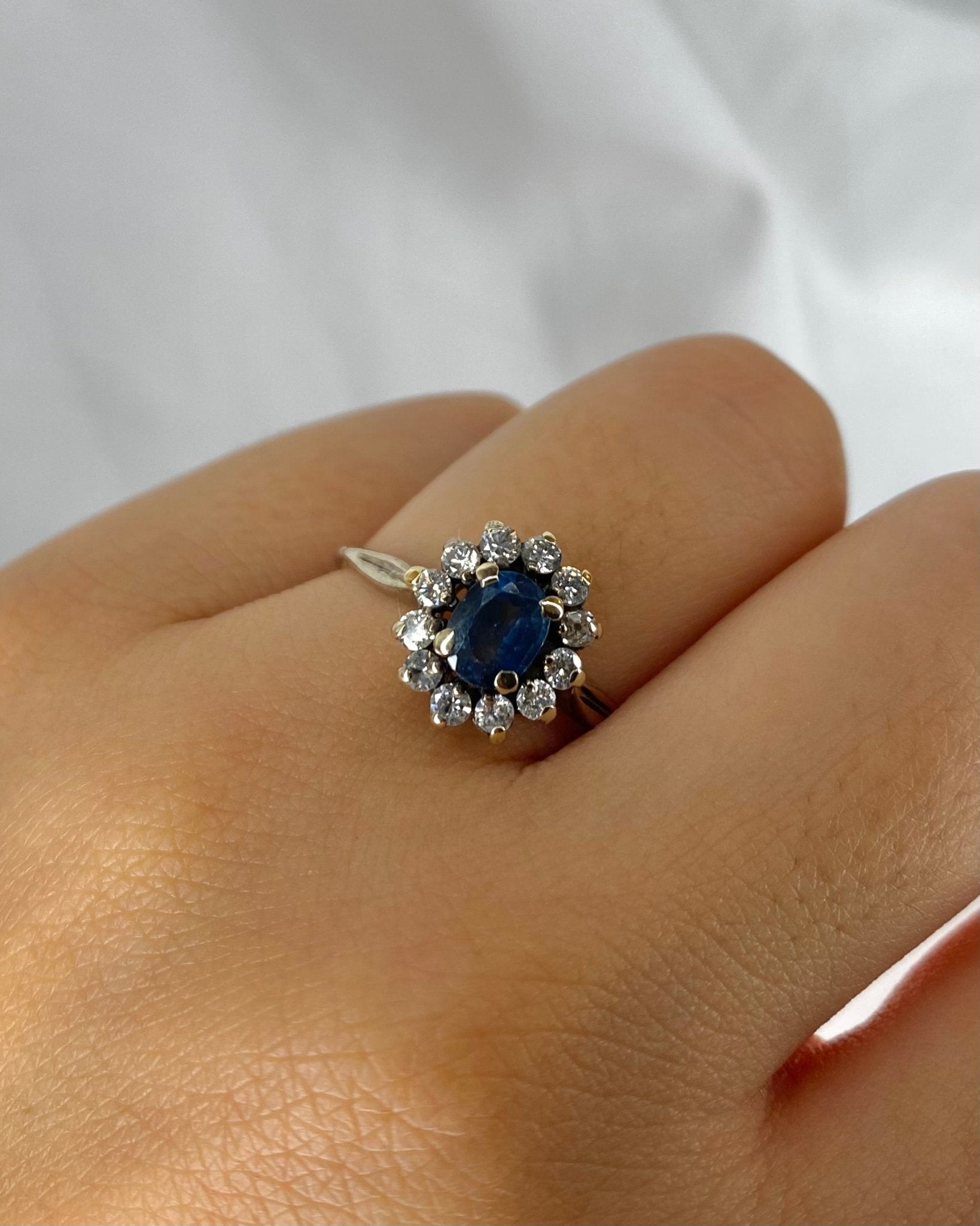Bague Marguerite Saphir 0.90 carat &amp; 12 Diamants "Amalia" - Elliade Paris
