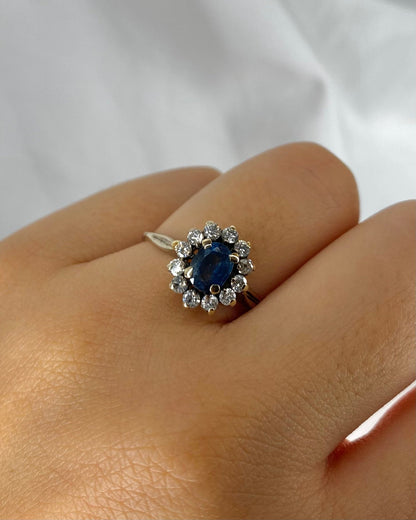 Bague Marguerite Saphir 0.90 carat &amp; 12 Diamants &quot;Amalia&quot; - Elliade Paris