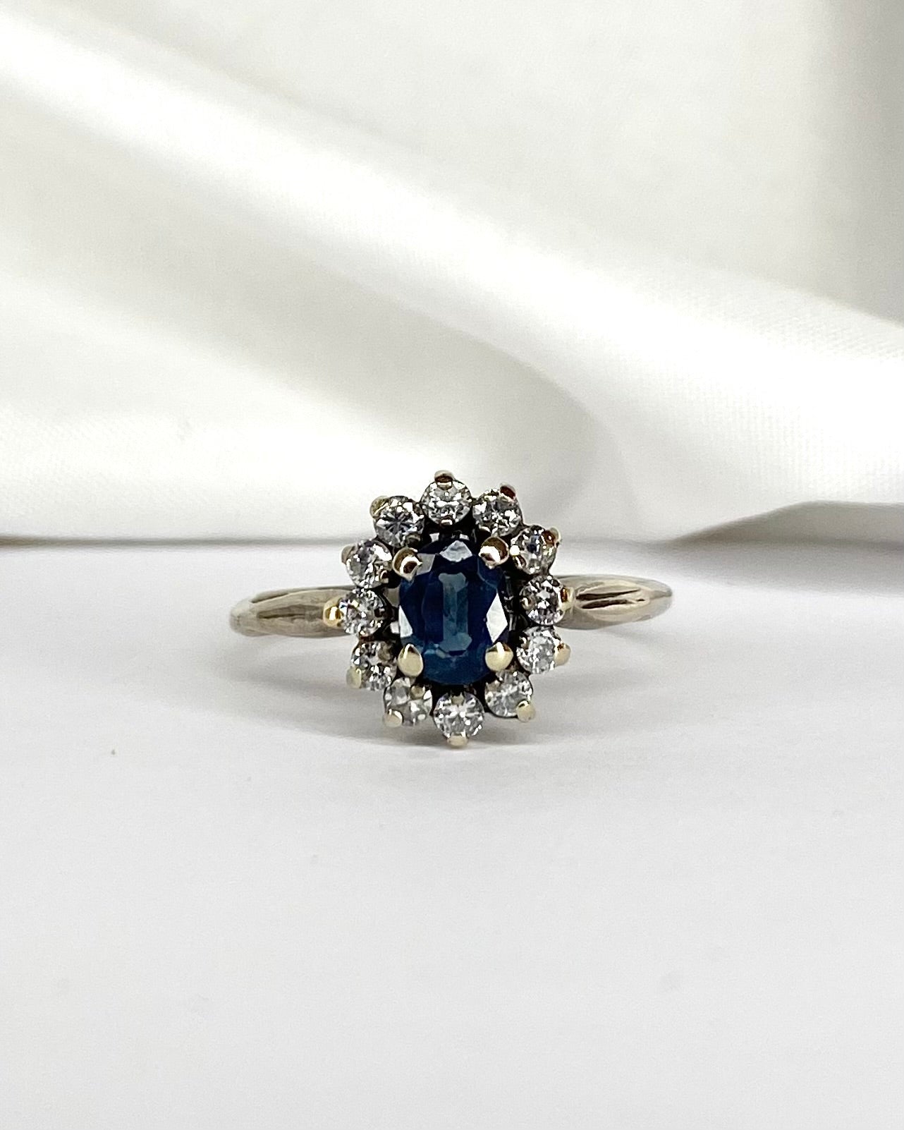 Bague Marguerite Saphir 0.90 carat &amp; 12 Diamants "Amalia" - Elliade Paris