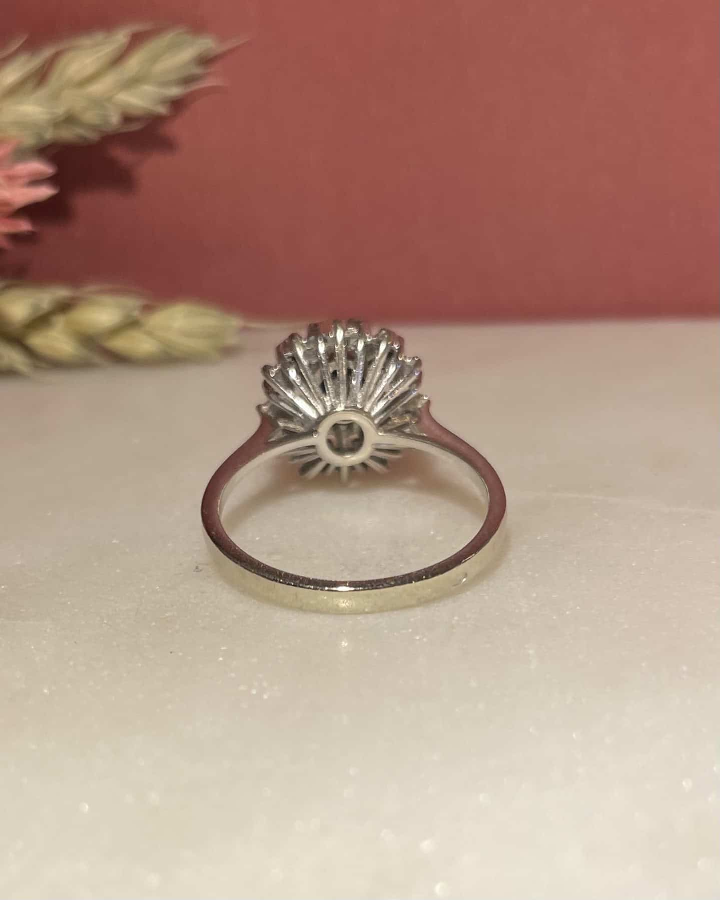 Bague Marguerite Saphir 0.90 Carat &amp; 12 Diamants "Carla" - Elliade Paris