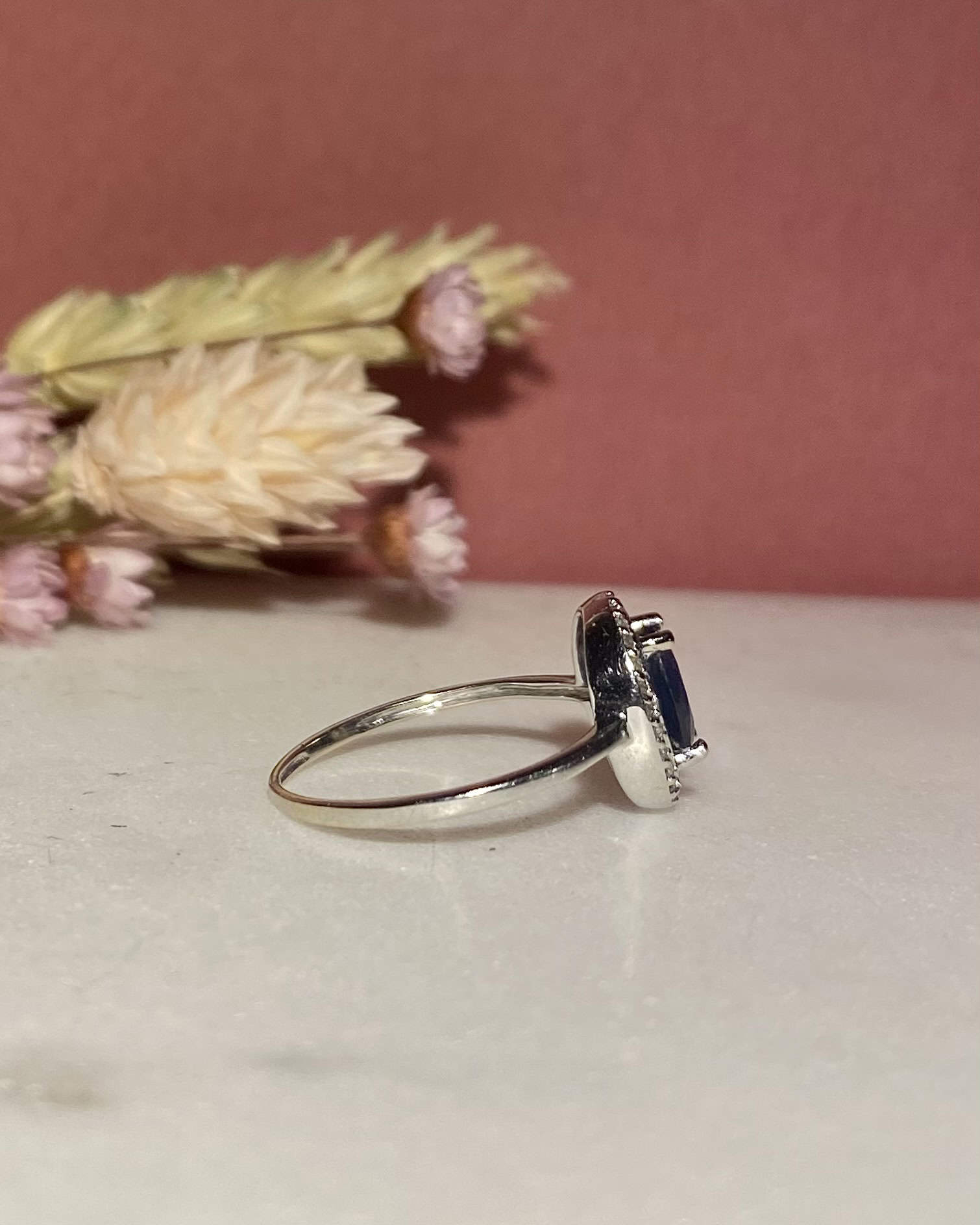 Bague Marguerite Saphir 0.90 carat &amp; 26 Diamants "Nadège" - Elliade Paris