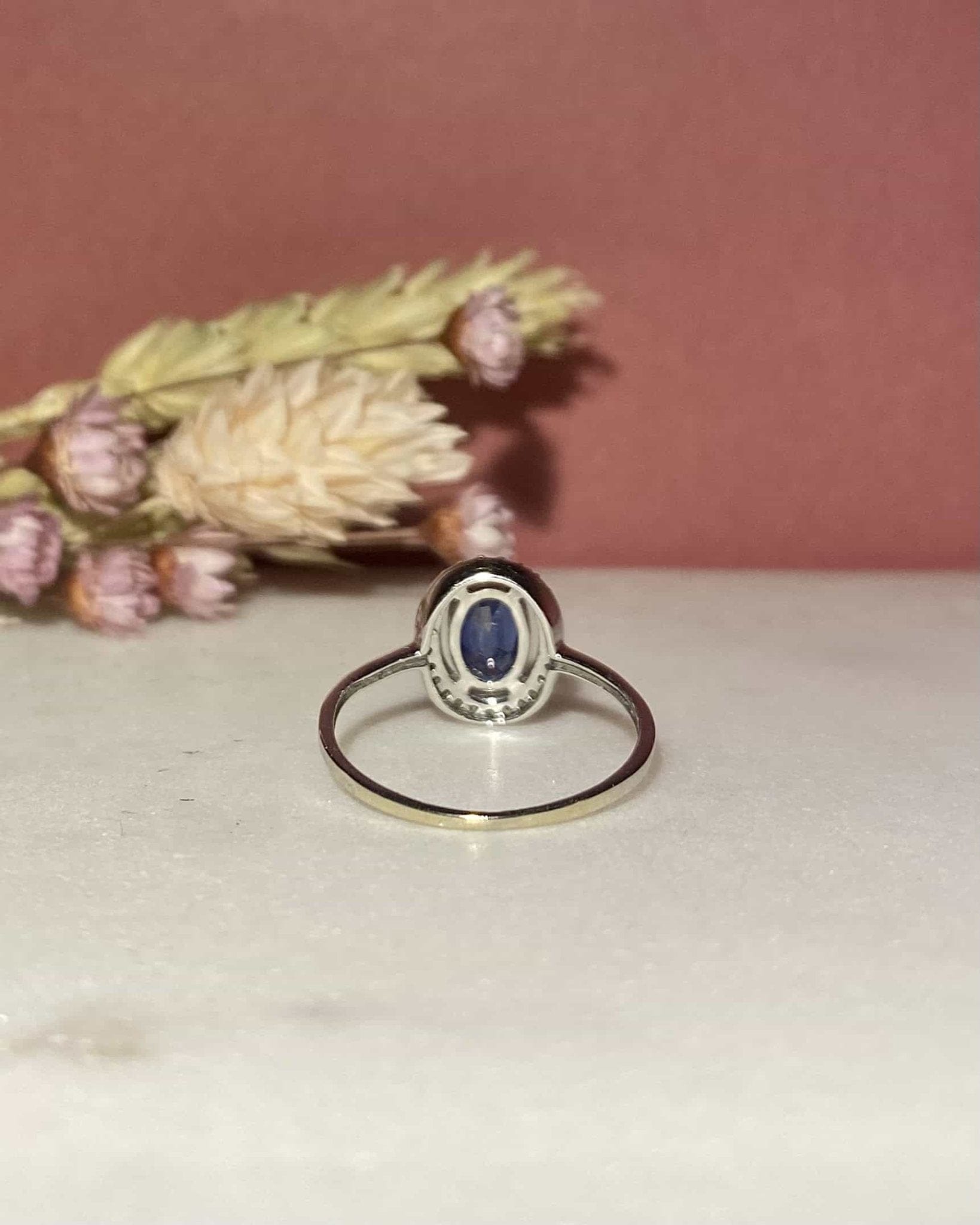 Bague Marguerite Saphir 0.90 carat &amp; 26 Diamants "Nadège" - Elliade Paris