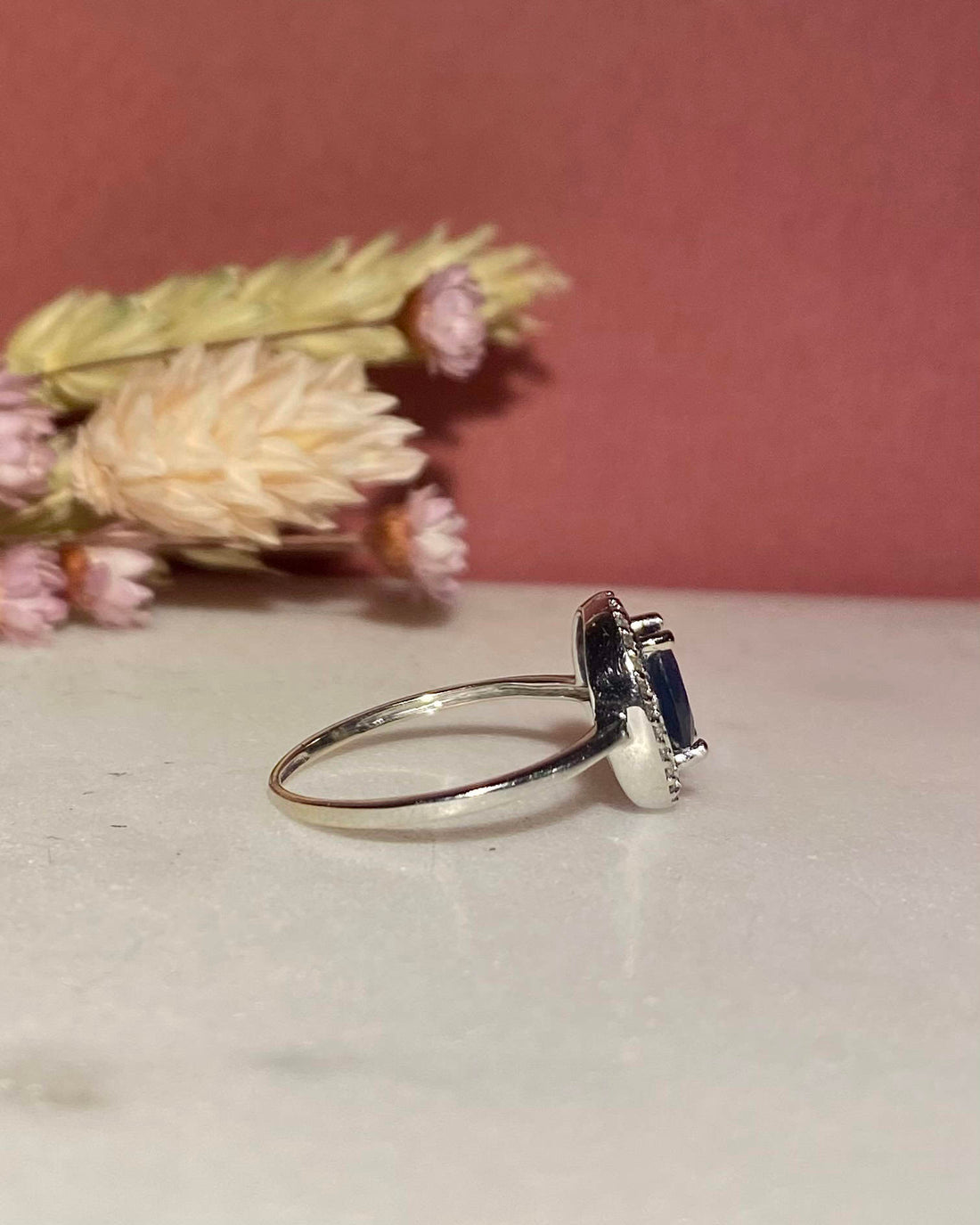 Bague Marguerite Saphir 0.90 carat &amp; 26 Diamants &quot;Nadège&quot; - Elliade Paris