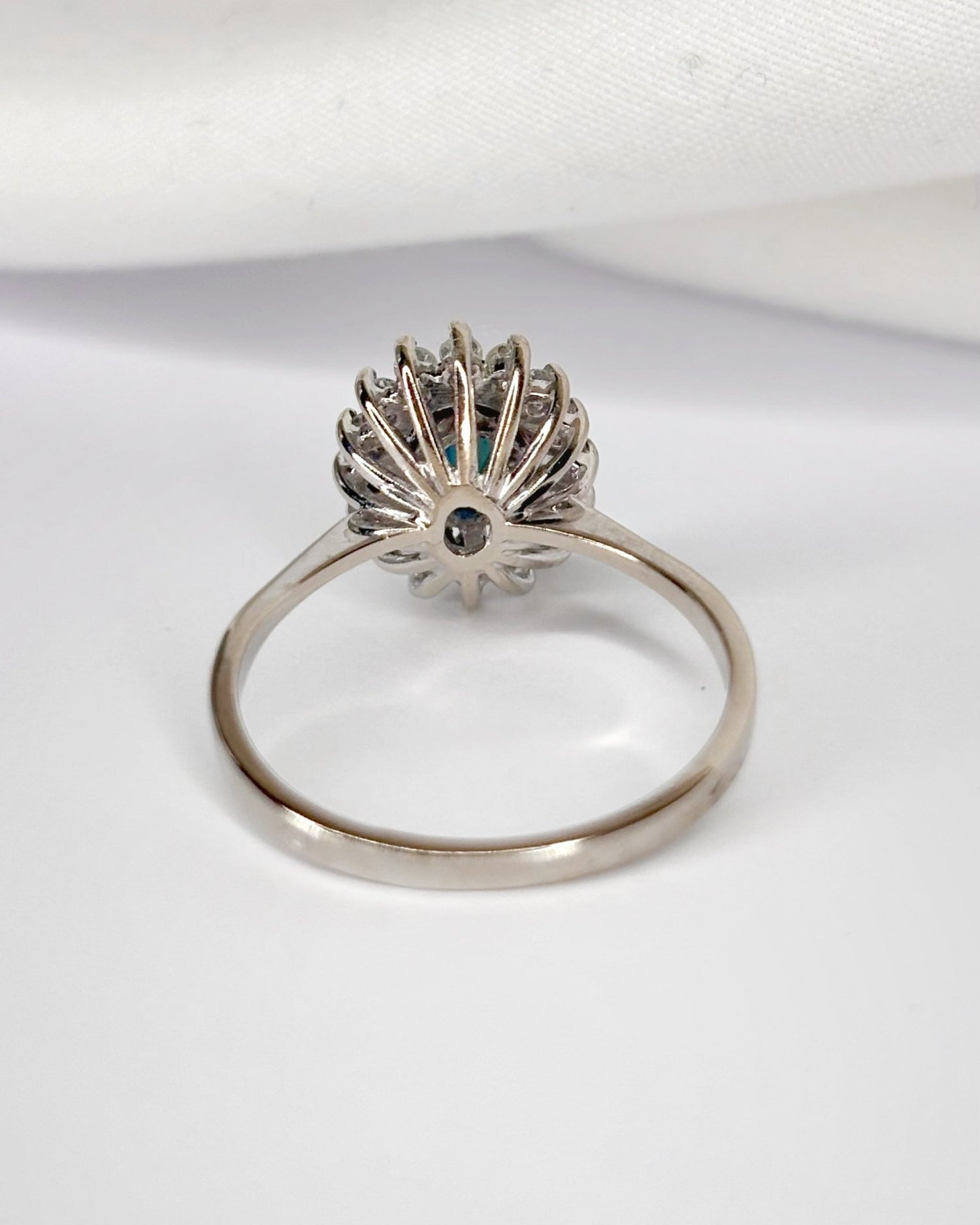 Bague Marguerite Saphir 0.90 carat &amp; Diamants 0.32 carat "Thaïs" - Elliade Paris