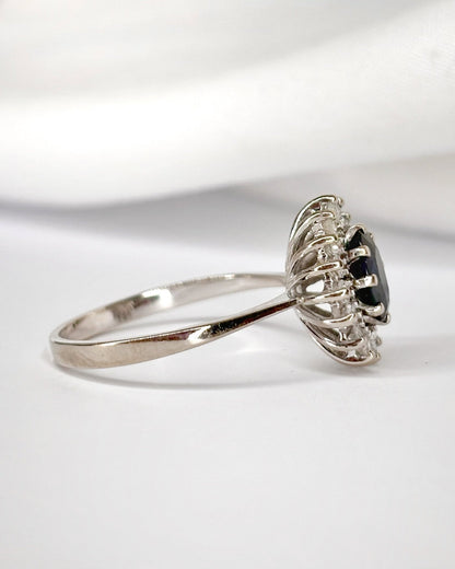 Bague Marguerite Saphir 0.90 carat &amp; Diamants 0.32 carat "Thaïs" - Elliade Paris