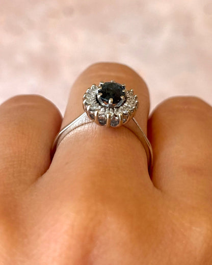 Bague Marguerite Saphir 0.90 carat &amp; Diamants 0.32 carat "Thaïs" - Elliade Paris