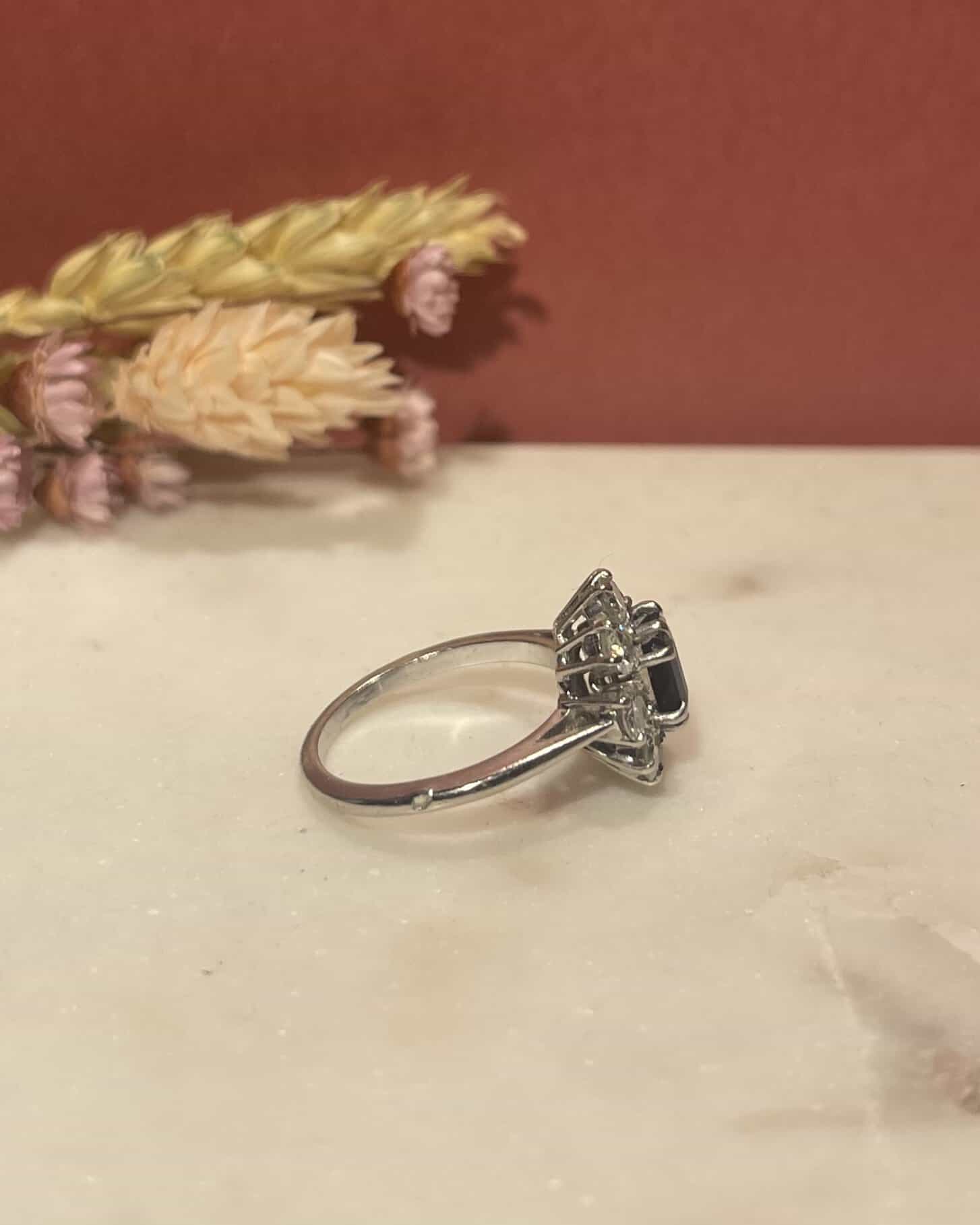 Bague Marguerite Saphir 0.90 Carat &amp; Diamants 0.80 Carat "Naéla" - Elliade Paris