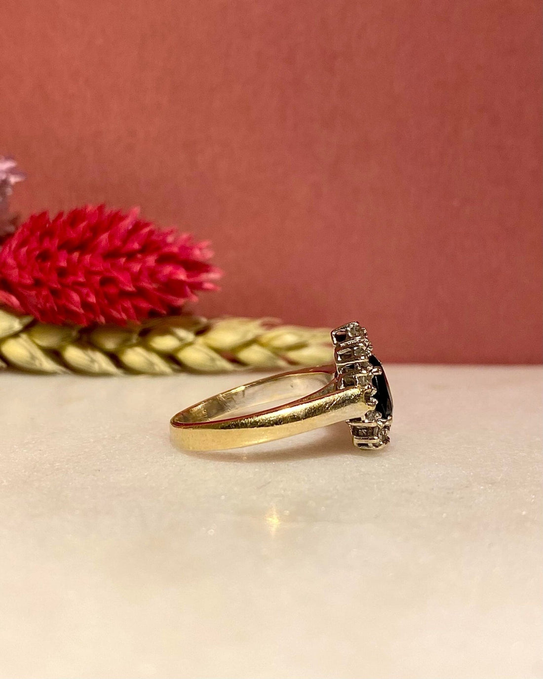 Bague Marguerite Saphir 0.90 carat &amp; Diamants &quot;Betty&quot; - Elliade Paris