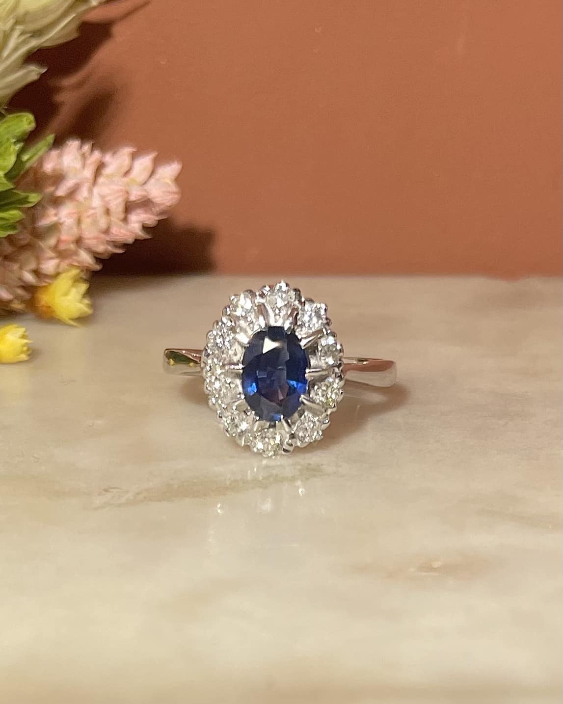 Bague Marguerite Saphir 0.90 carat &amp; Diamants "Sahara" - Elliade Paris