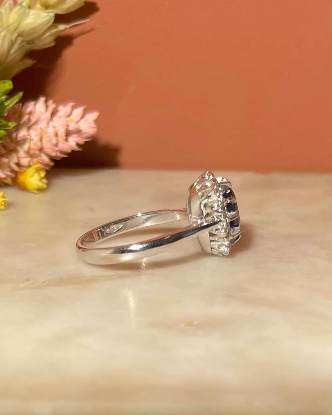 Bague Marguerite Saphir 0.90 carat &amp; Diamants &quot;Sahara&quot; - Elliade Paris