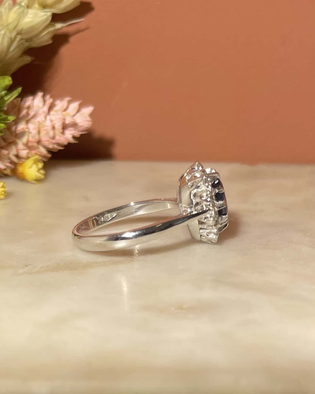Bague Marguerite Saphir 0.90 carat &amp; Diamants "Sahara" - Elliade Paris