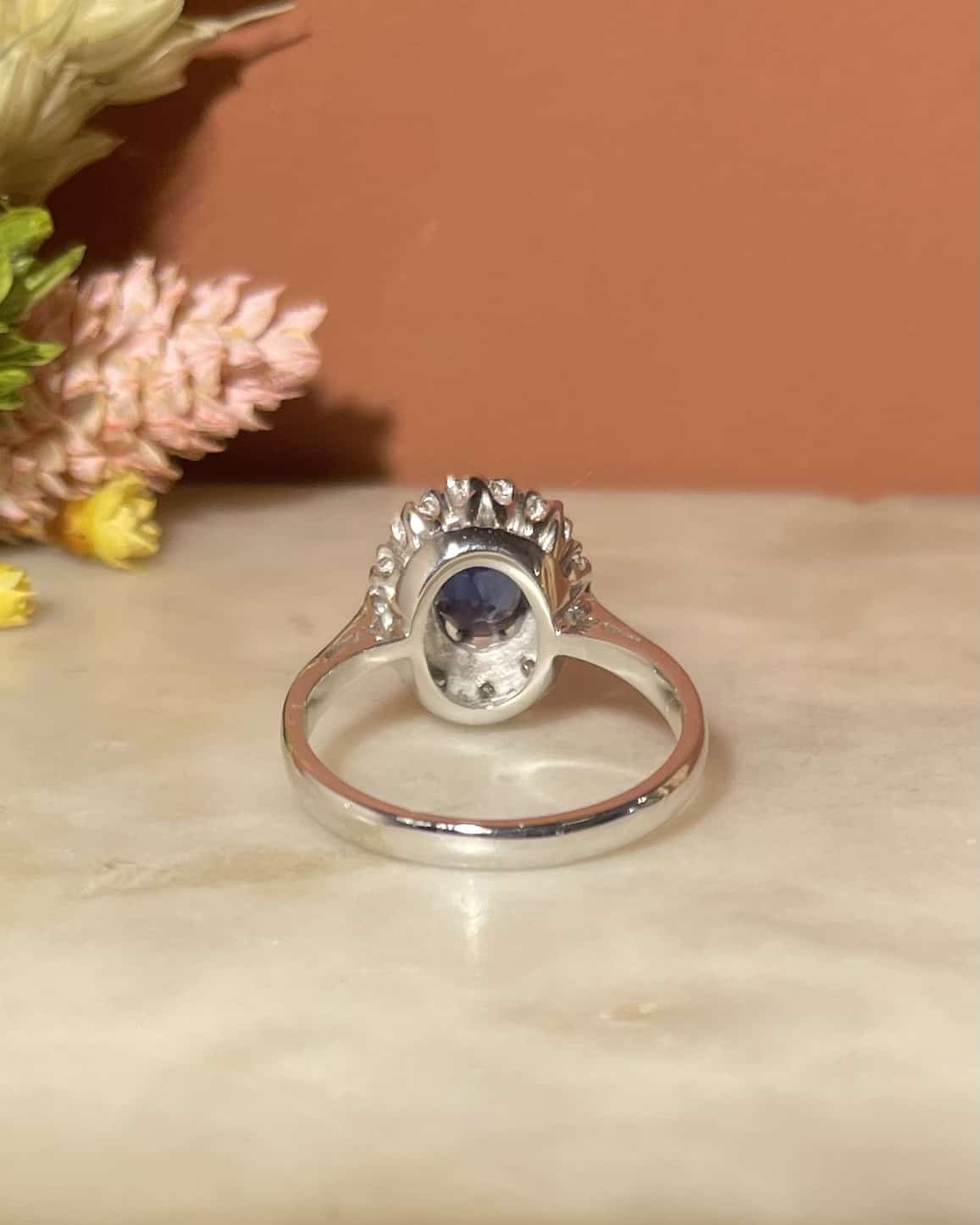 Bague Marguerite Saphir 0.90 carat &amp; Diamants "Sahara" - Elliade Paris