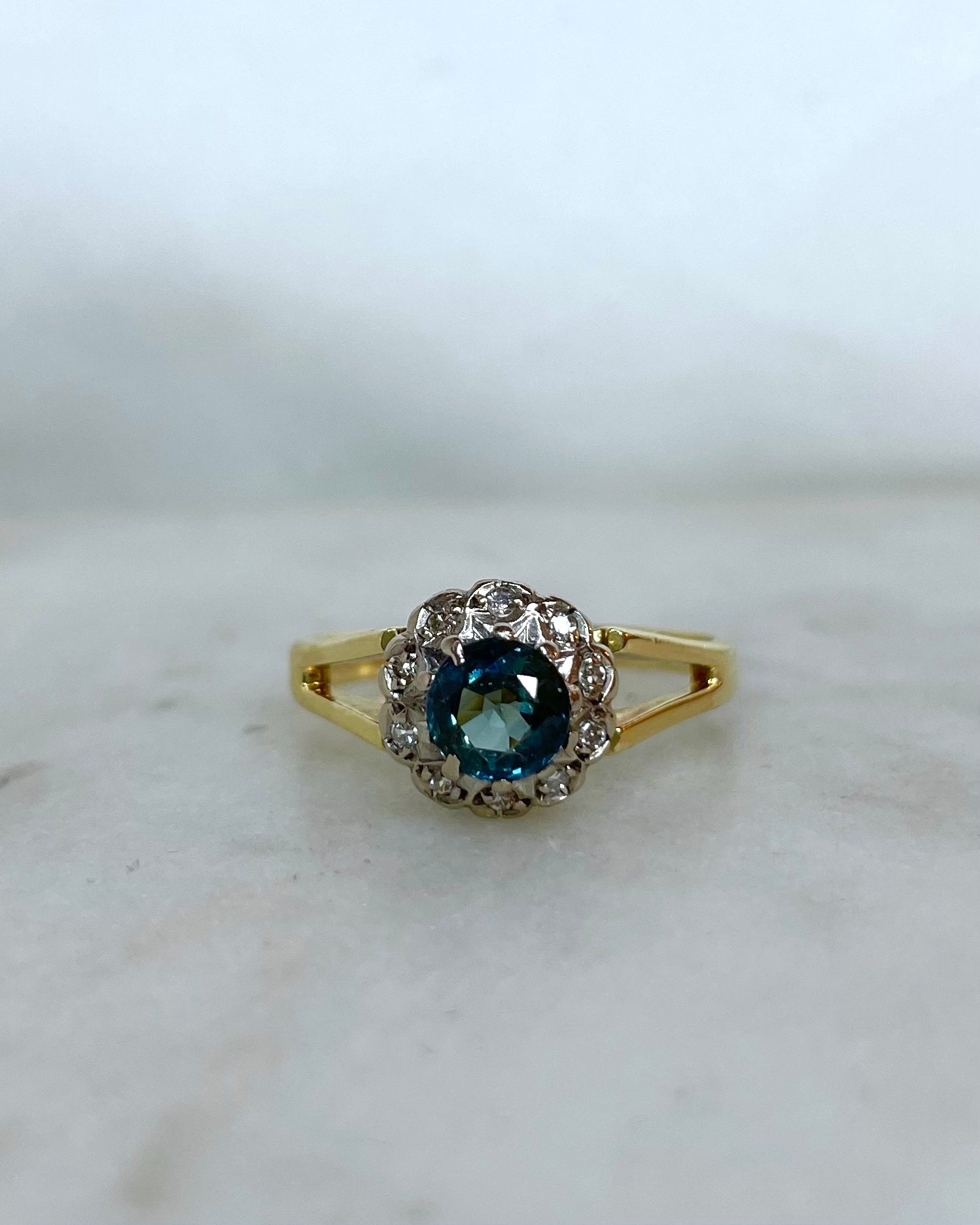 Bague Marguerite Saphir 0.90 carat &amp; Diamants “Séraphie” - Elliade Paris