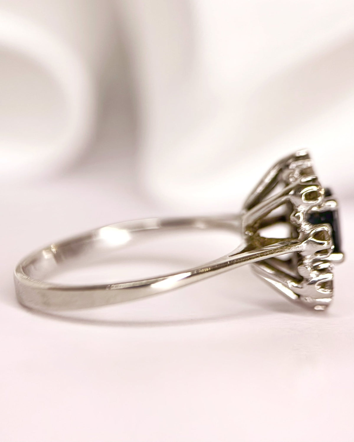 Bague Marguerite Saphir 0.91 carat &amp; Diamants 0.24 carat "Tatiana" - Elliade Paris