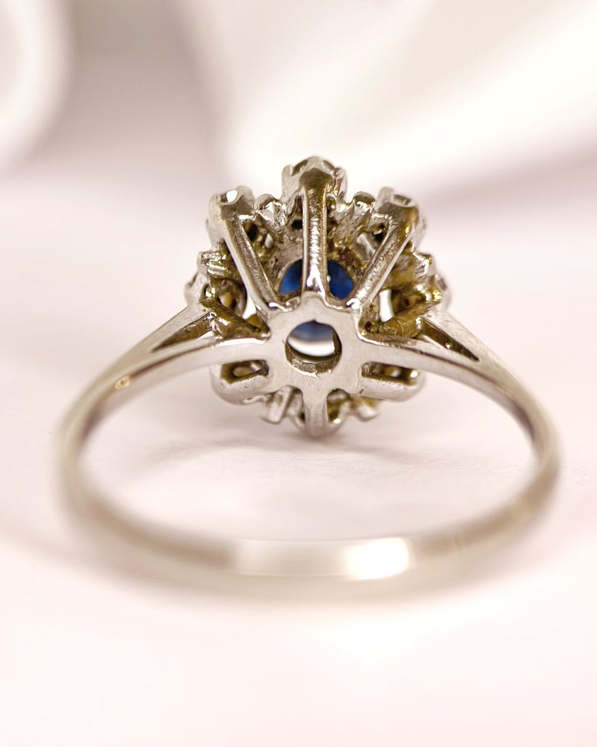 Bague Marguerite Saphir 0.91 carat &amp; Diamants 0.24 carat "Tatiana" - Elliade Paris