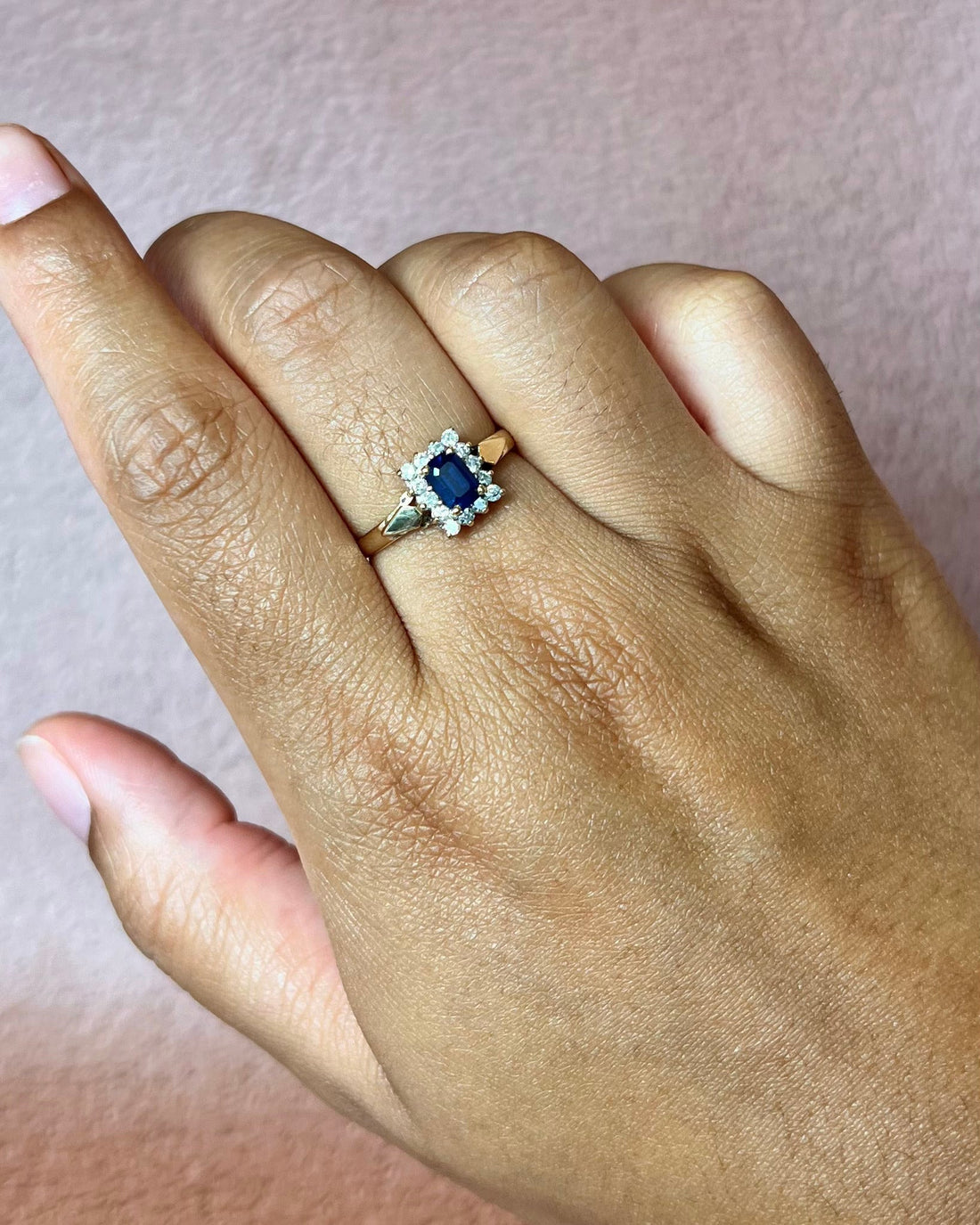 Bague Marguerite Saphir 0.91 carat &amp; Diamants 0.28 carat "Maria" - Elliade Paris