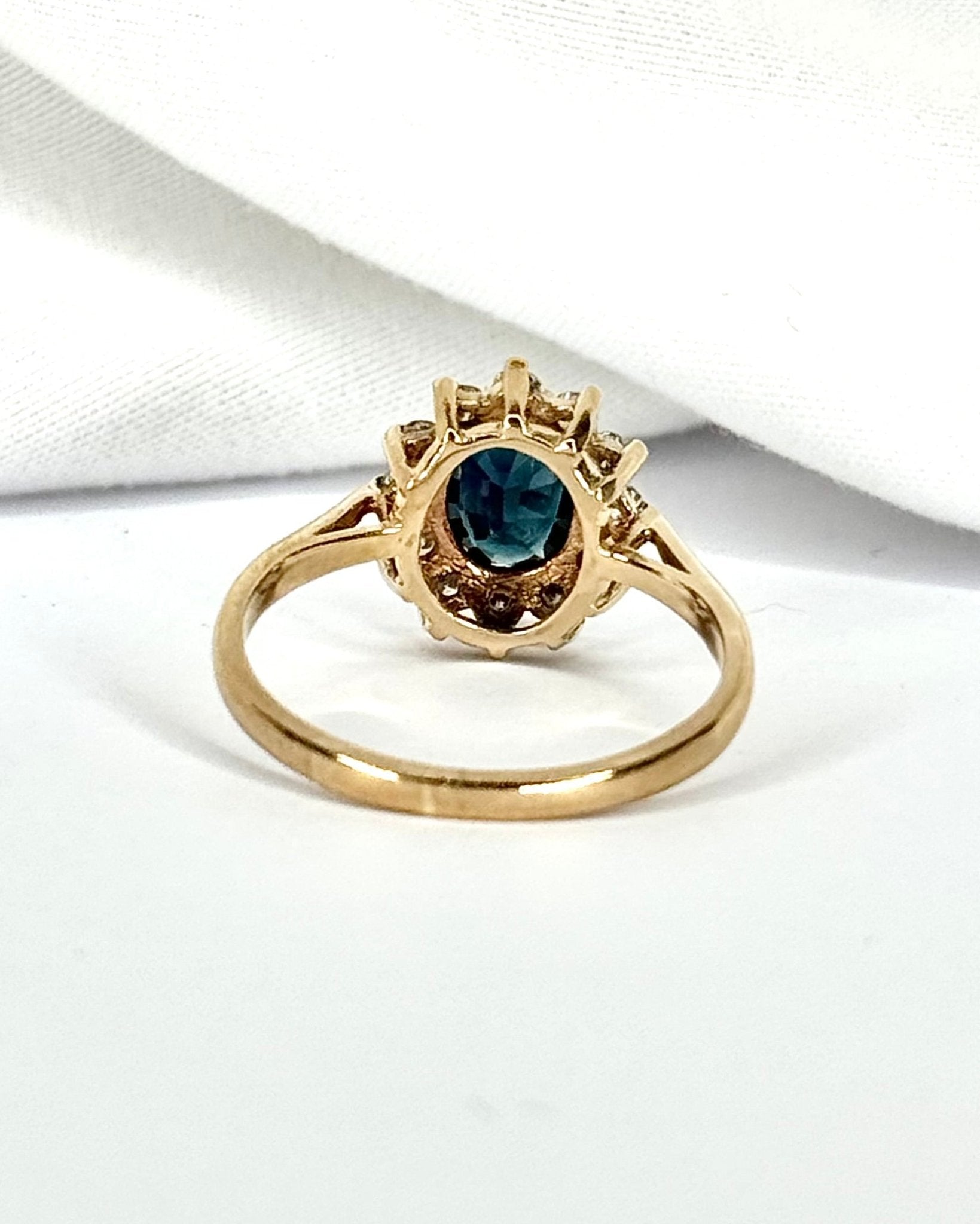 Bague Marguerite Saphir 0.91 carat &amp; Diamants 0.36 carat "Irina" - Elliade Paris