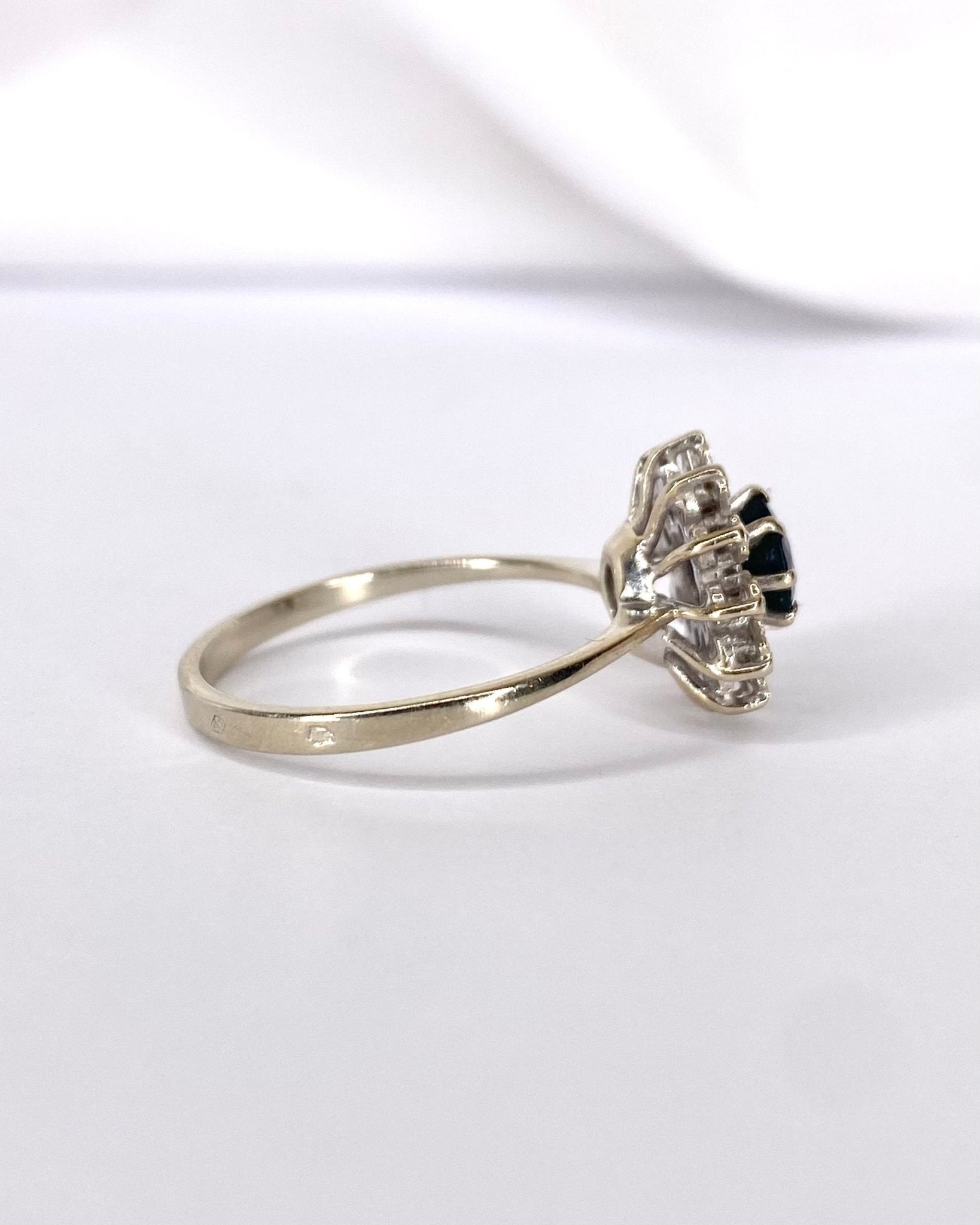 Bague Marguerite Saphir 0.93 carat &amp; Diamants "Alicia" - Elliade Paris