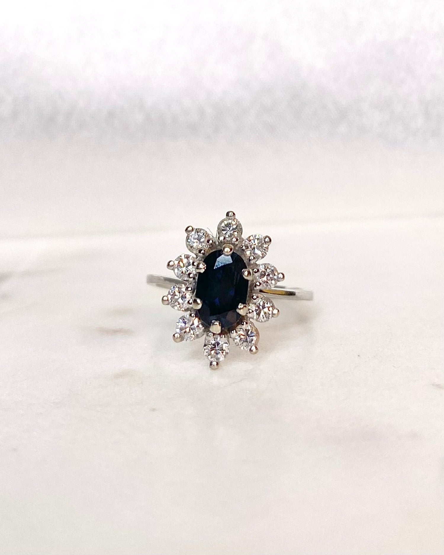 Bague Marguerite Saphir 0.95 carat &amp; Diamants &quot;Bartize&quot; - Elliade Paris