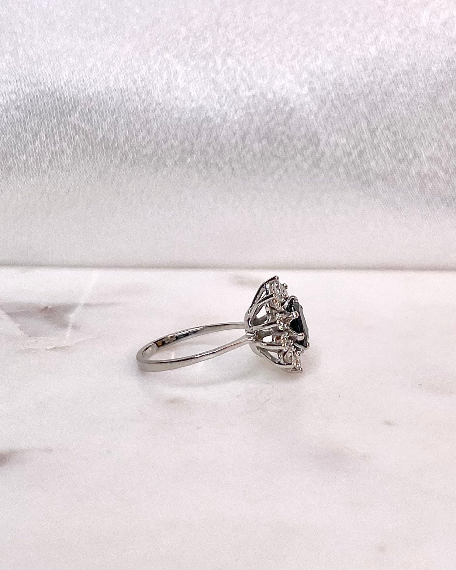 Bague Marguerite Saphir 0.95 carat &amp; Diamants &quot;Bartize&quot; - Elliade Paris