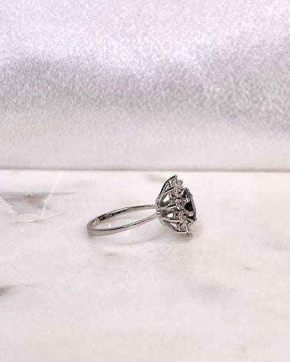 Bague Marguerite Saphir 0.95 carat &amp; Diamants &quot;Bartize&quot; - Elliade Paris