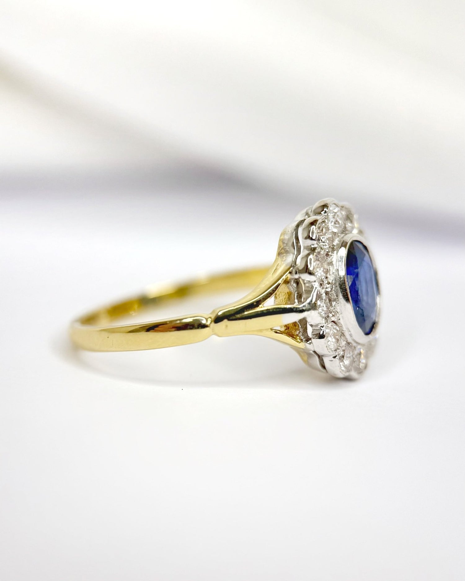 Bague Marguerite Saphir 0.98 carat &amp; Diamants 0.48 carat "Laurène" - Elliade Paris