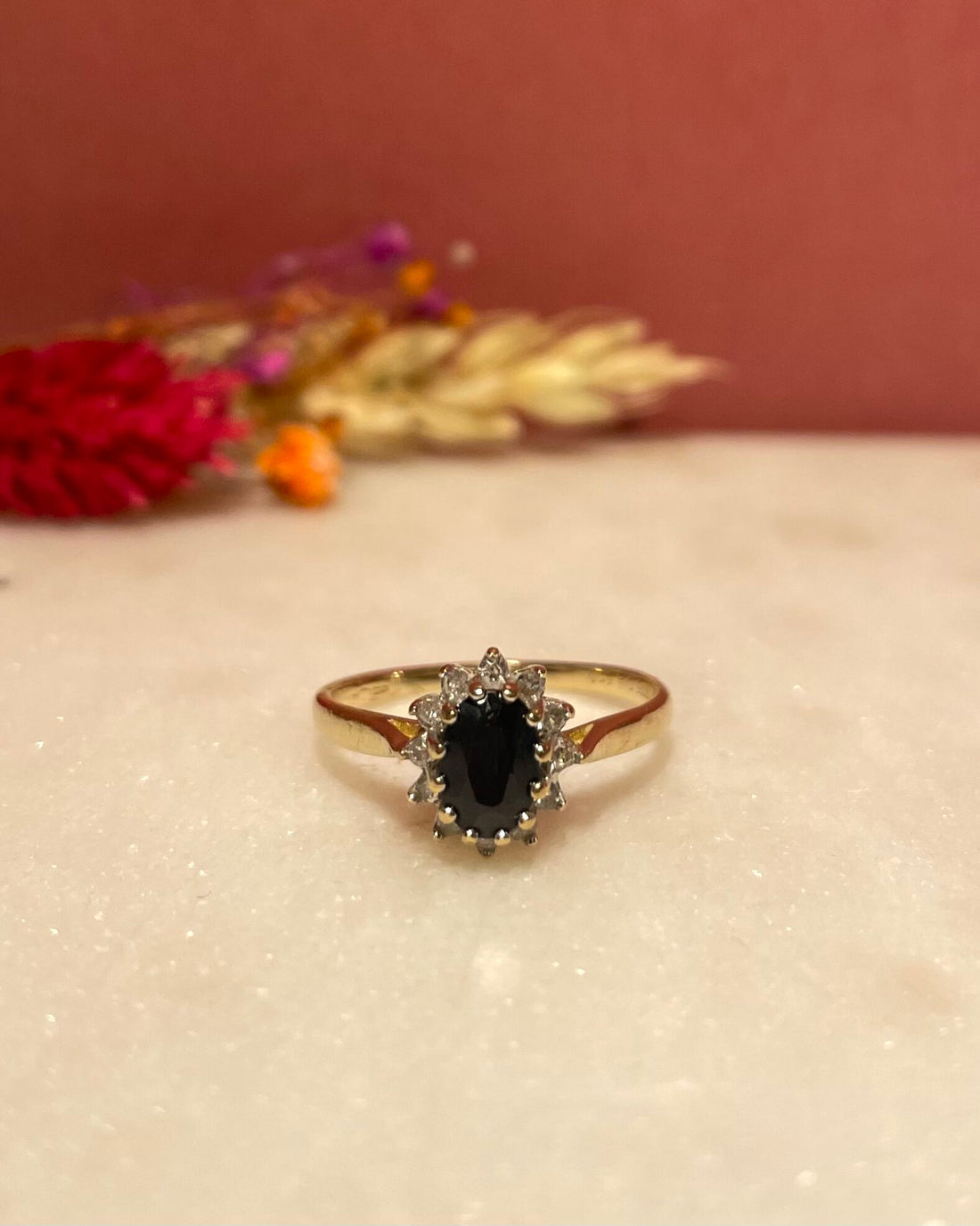 Bague Marguerite Saphir 0.65 Carat &amp; Diamants &quot;Cherry&quot; - Elliade Paris
