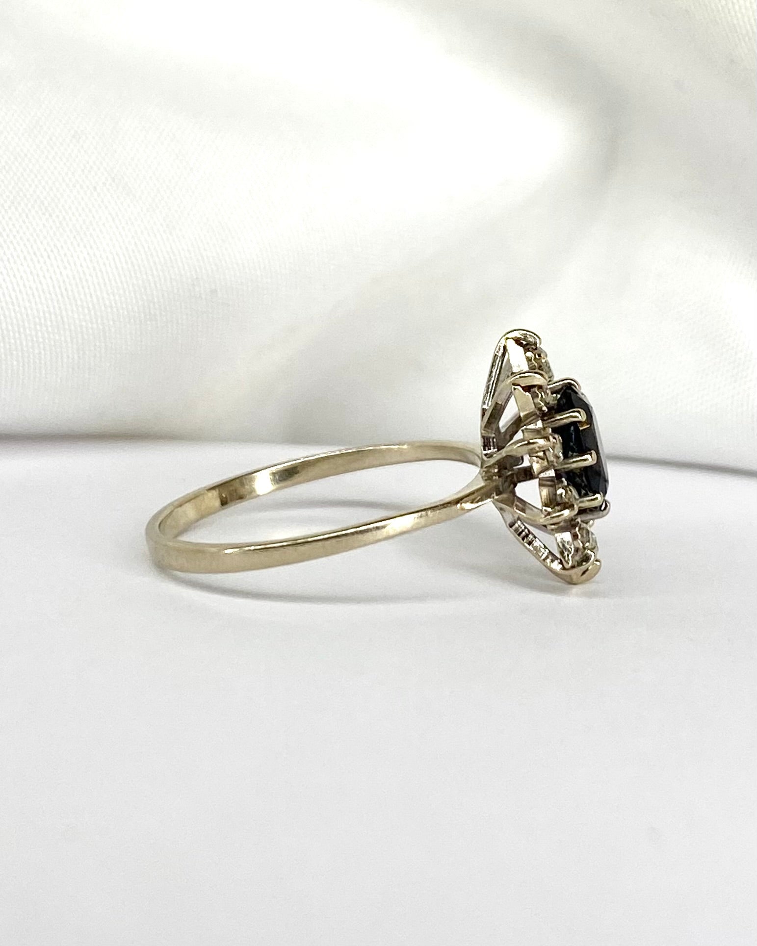 Bague Marguerite Saphir 1 carat &amp; 10 Diamants "Amélia" - Elliade Paris