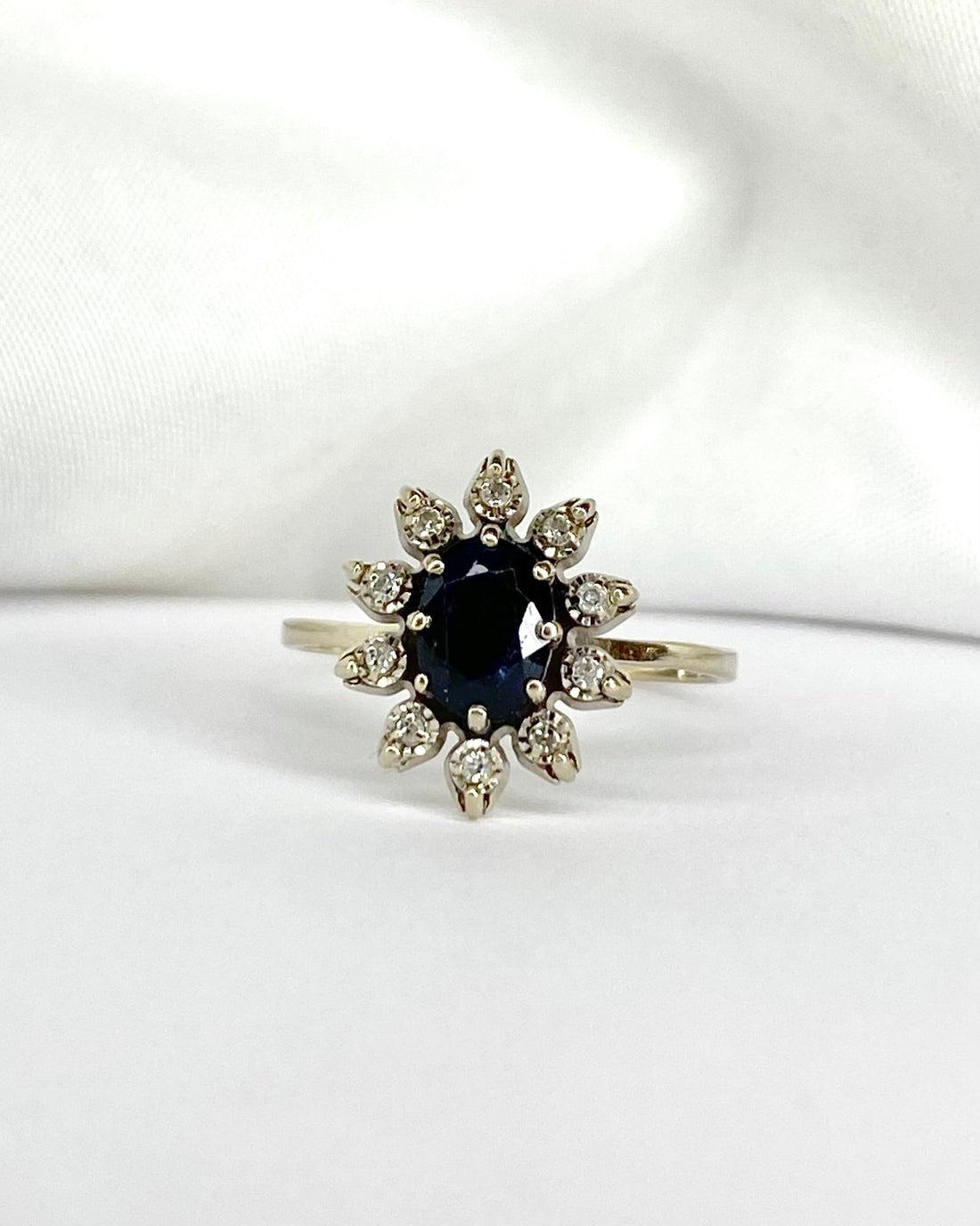 Bague Marguerite Saphir 1 carat &amp; 10 Diamants &quot;Amélia&quot; - Elliade Paris